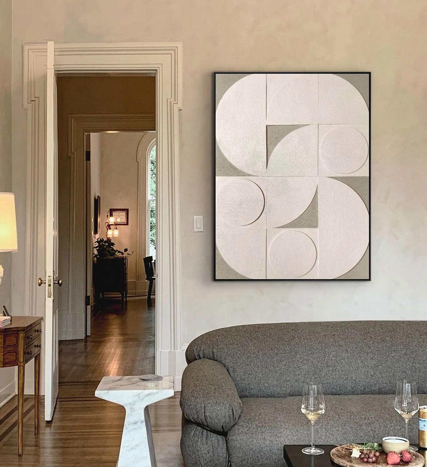 Quadro geometrico Geomia Schuller bianco e beige in un ingresso