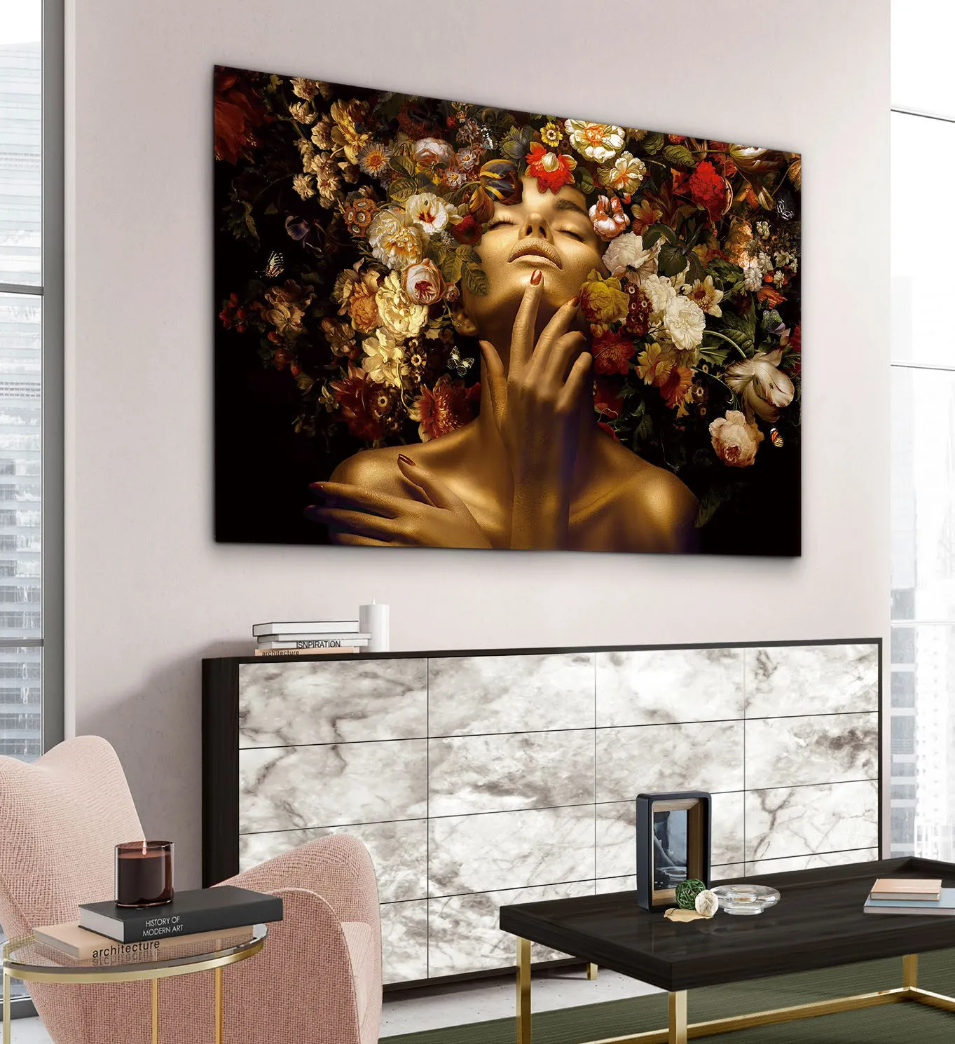 Quadro fotografico Fiorella Schuller con volto dorato tra i fiori sopra una credenza