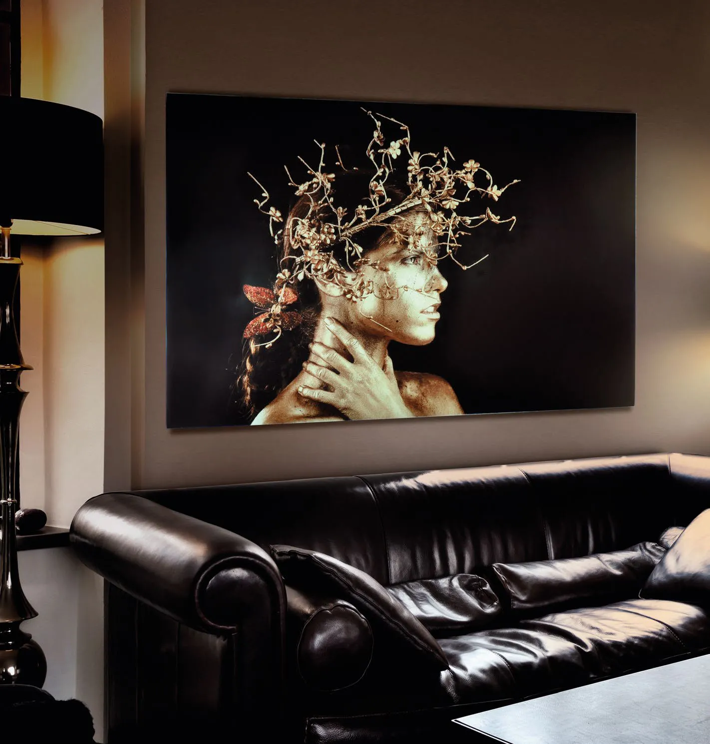 Quadro fotografico Mujer Dorada Schuller sopra un divano Chesterfield