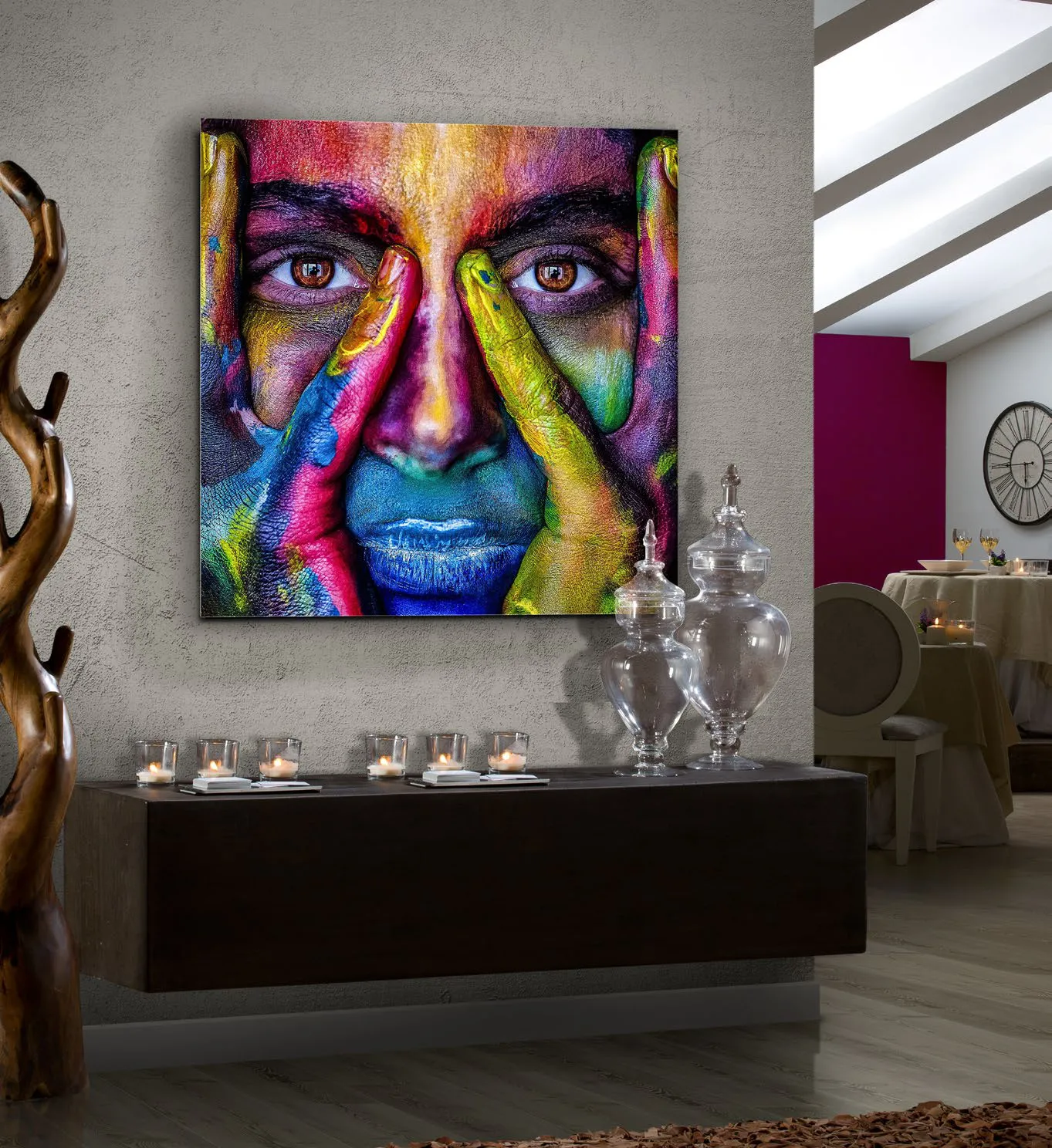 Quadro fotografico Colores Schuller con volto multicolore sopra un mobile