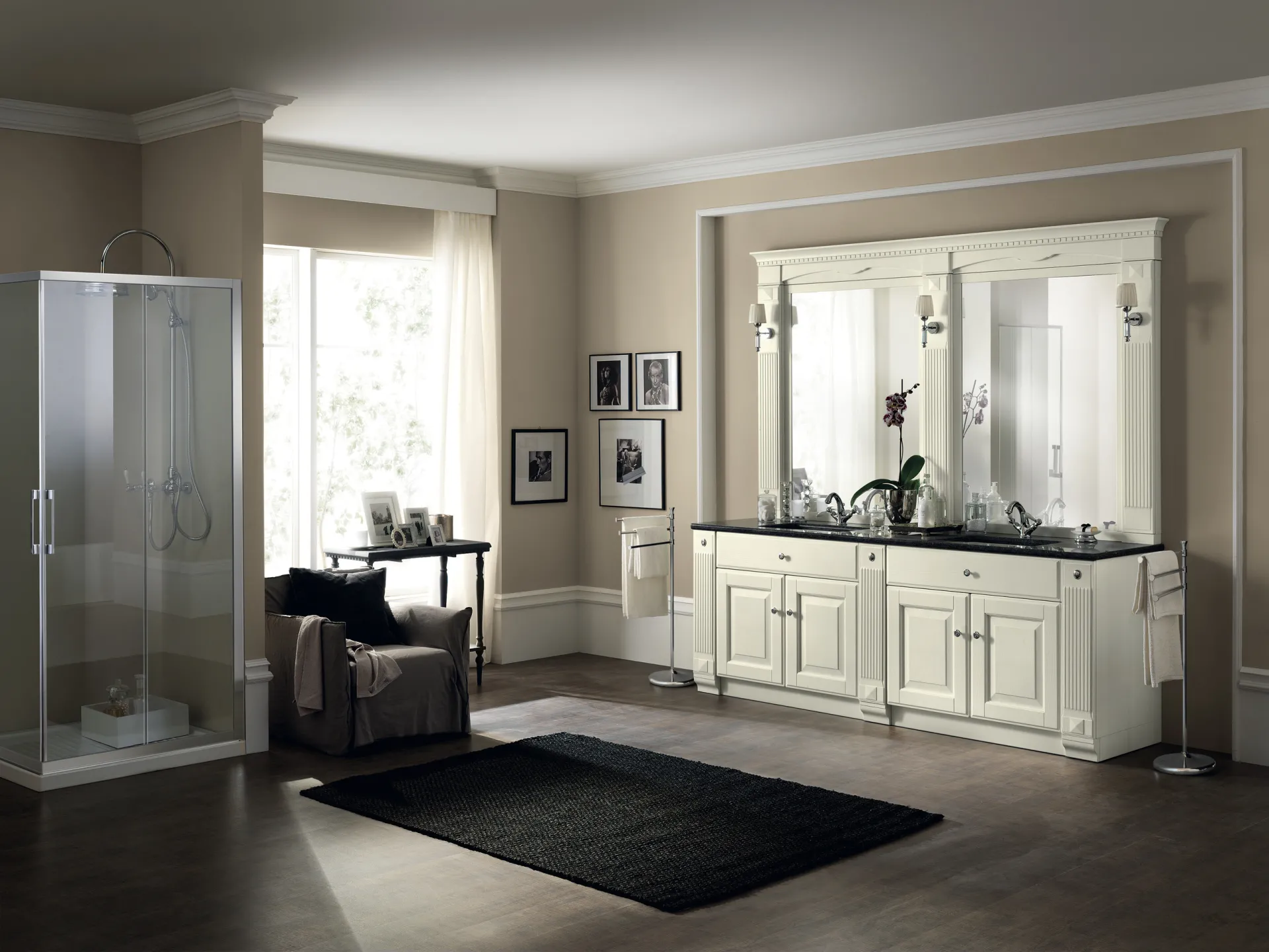 Bagno Baltimora Scavolini in frassino Bianco Assoluto con doppio lavabo, piano scuro e due specchiere