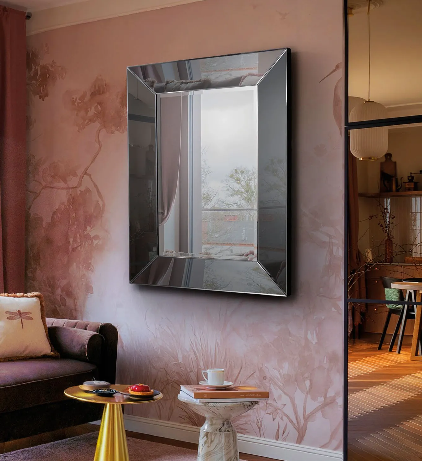Specchio Roma Schuller fumé su una parete rosa