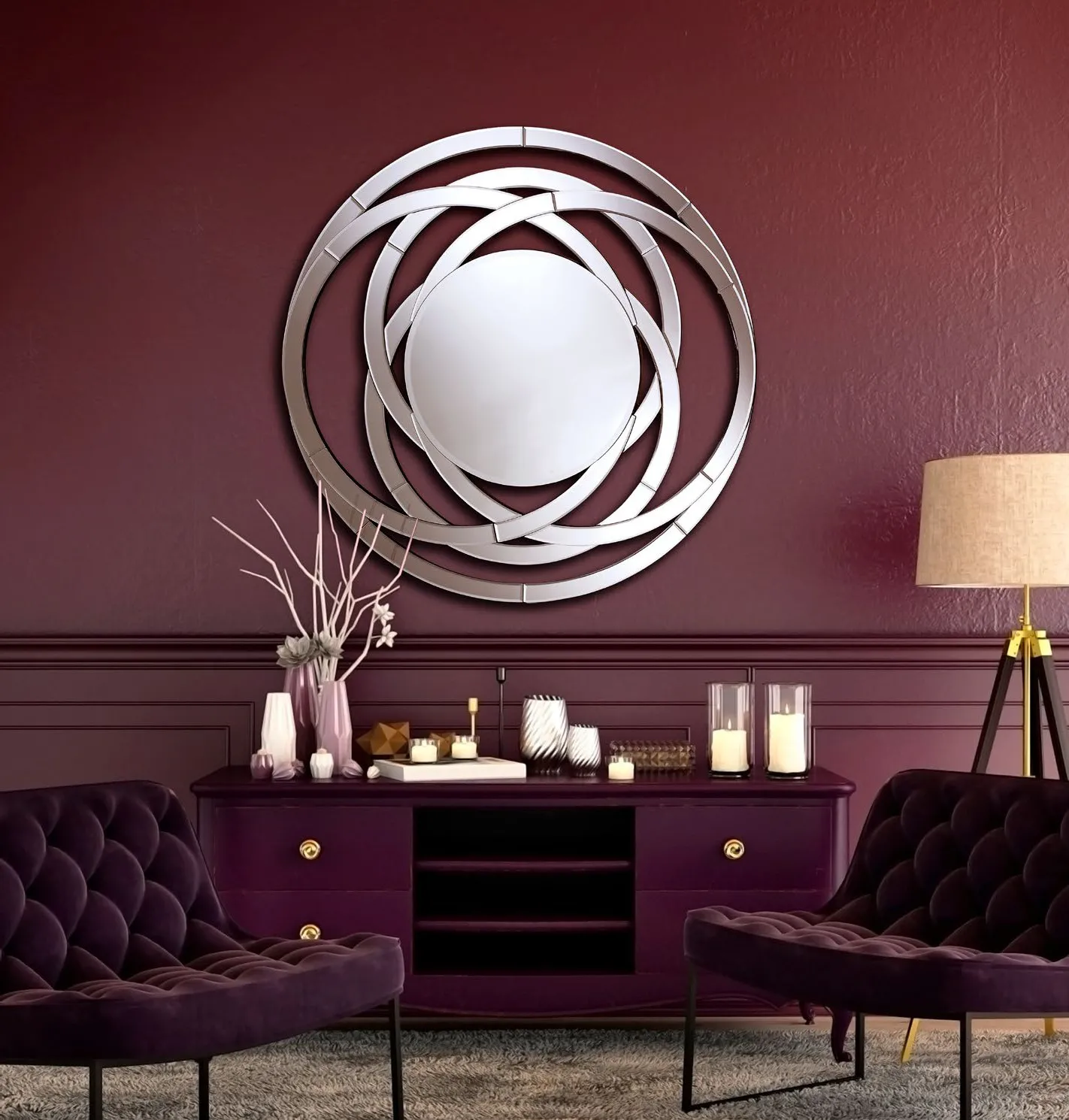 Specchio tondo Aros Schuller con cornice ad anelli su una parete bordeaux