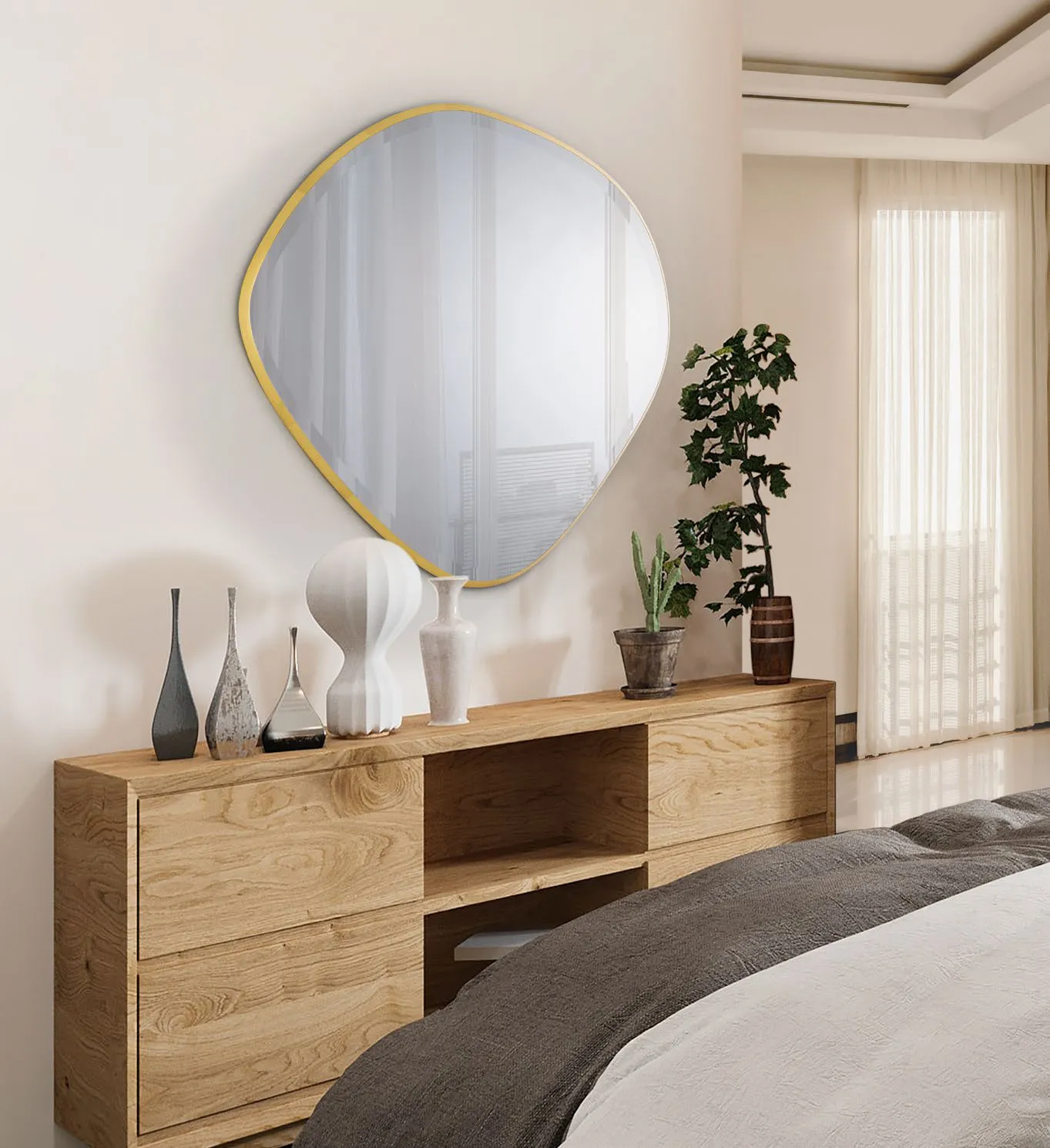 Specchio Mimo Schuller irregolare sopra un mobile in legno
