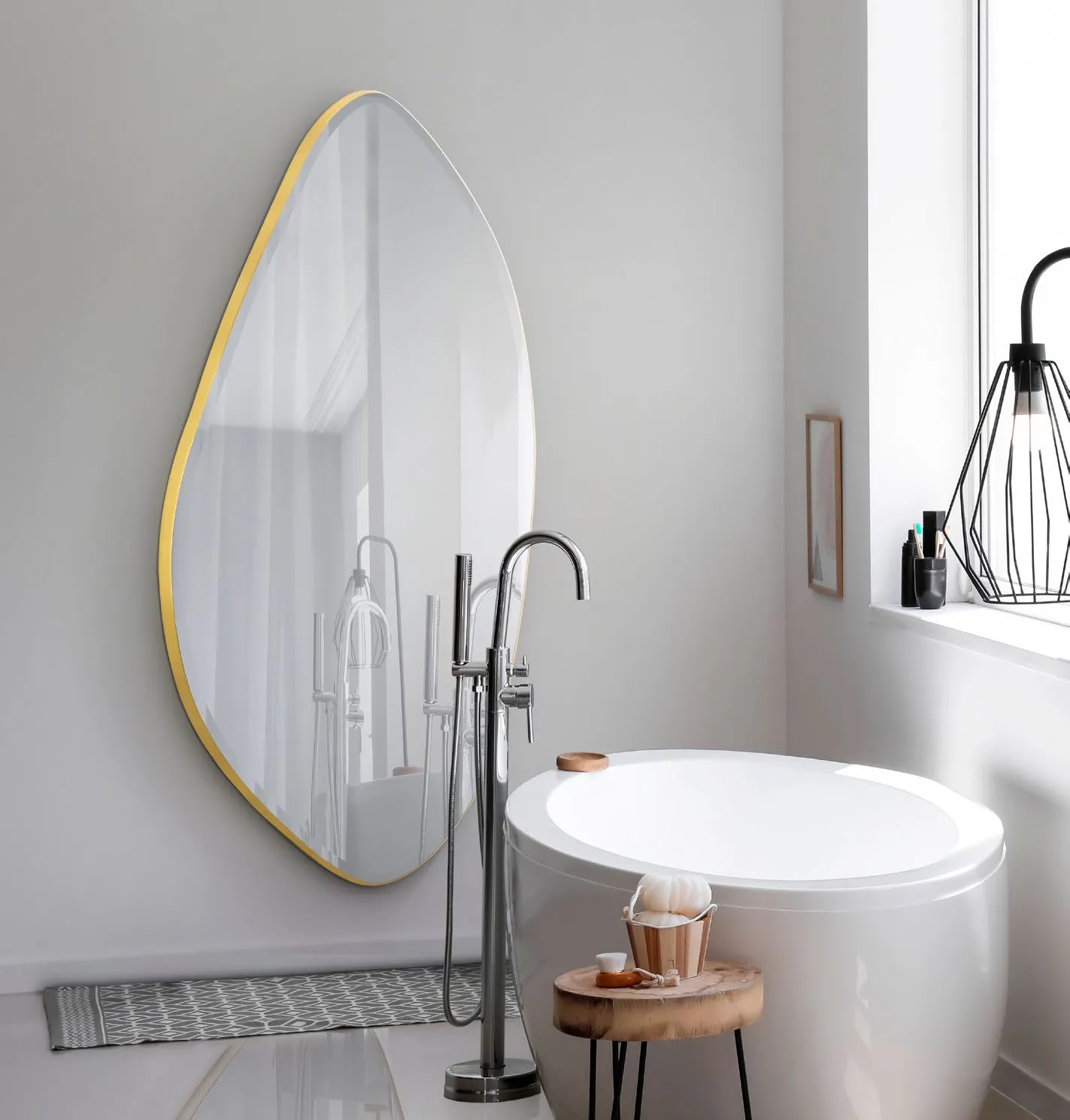 Specchio verticale Mimo Schuller in un bagno con vasca