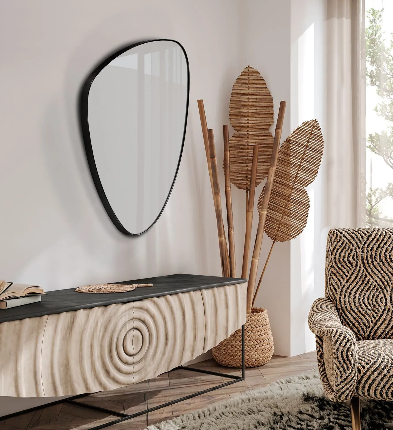 Specchio triangolare Orio Schuller nero sopra una credenza