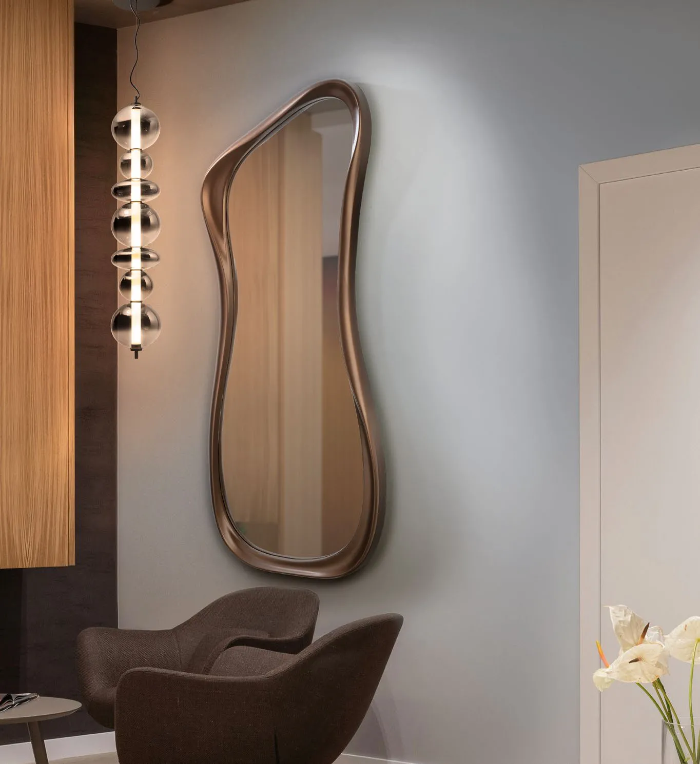 Specchio verticale Gina Schuller bronzo scuro in un ingresso