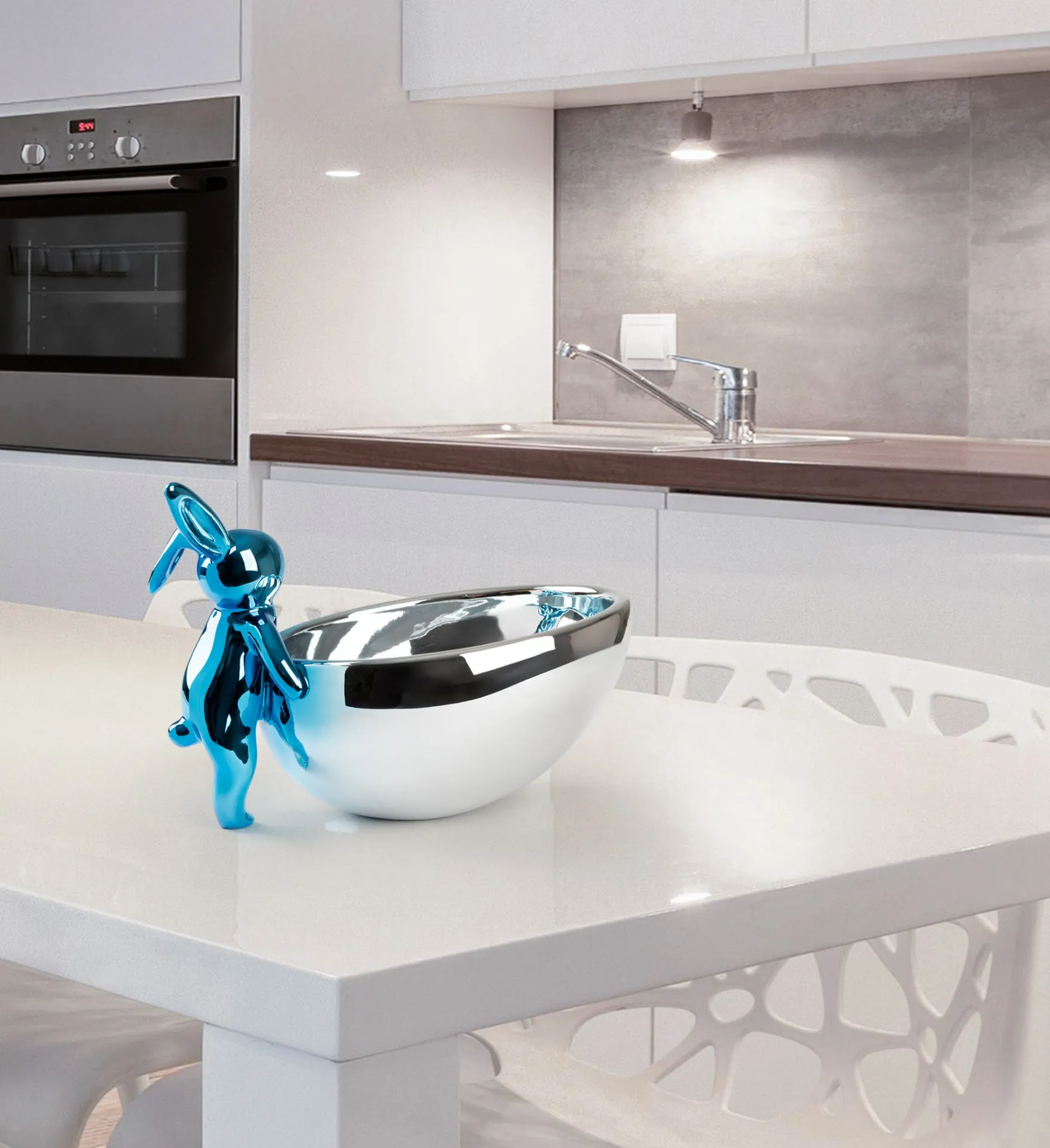 Ciotola Rabbit Schuller con coniglio blu sul piano di una cucina