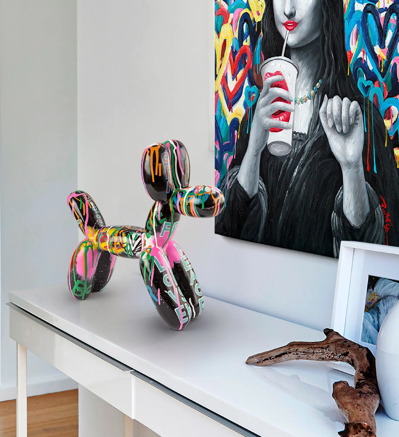 Figura Ballon Dog Schuller con graffiti su una consolle bianca