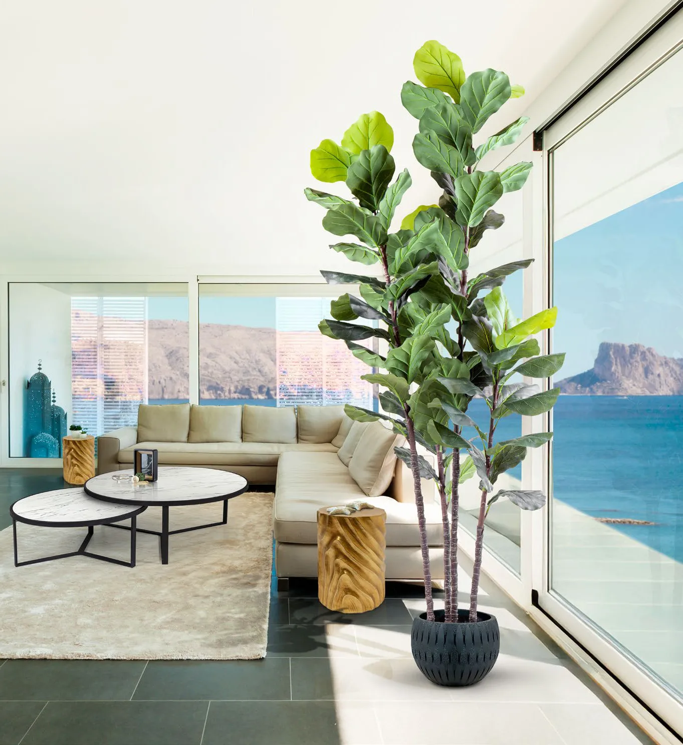 Ficus lyrata artificiale Schuller alto davanti a una vetrata sul mare