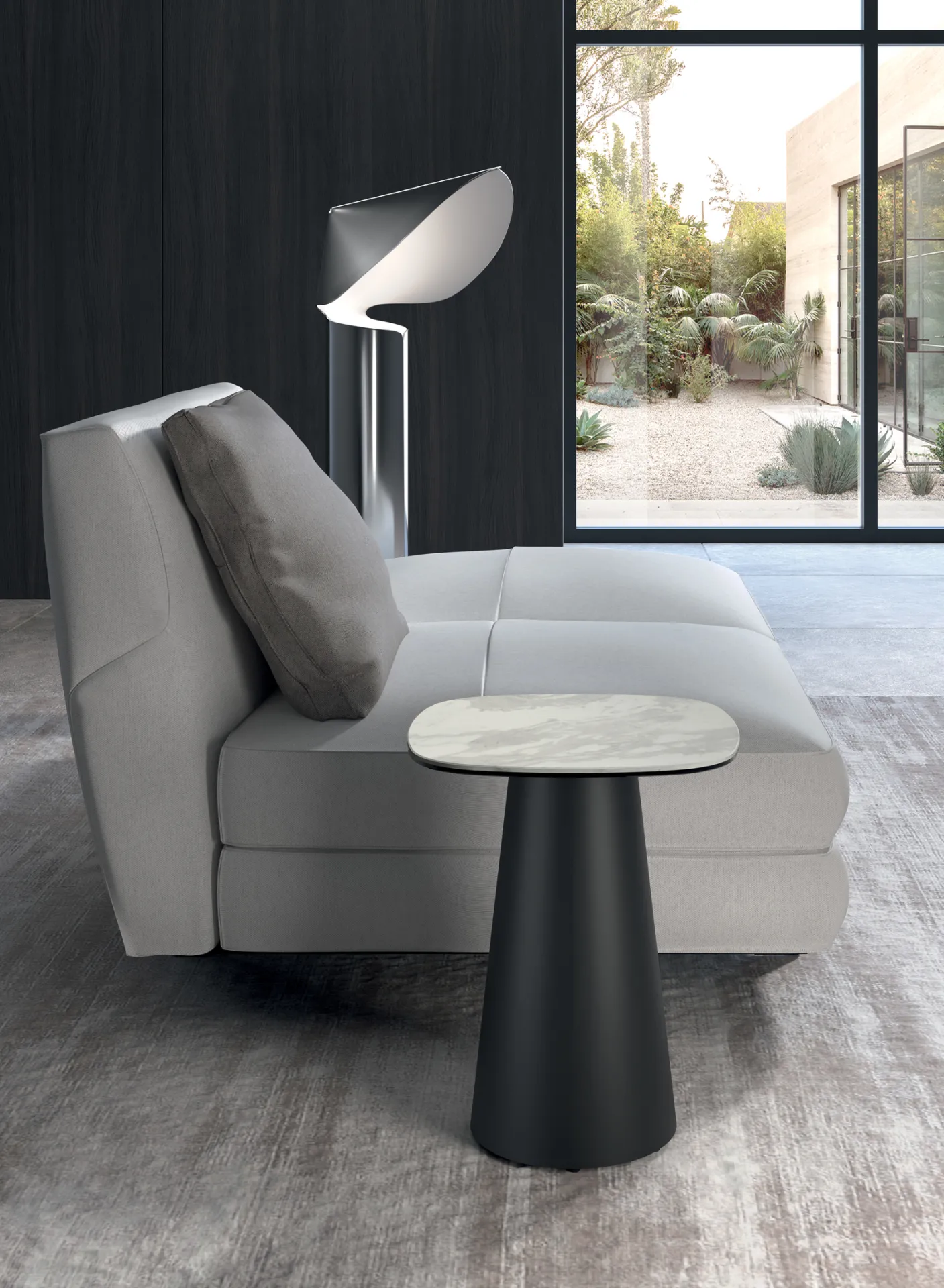 Tavolino Pillar piccolo Stones in marmo bianco accanto a un divano con lampada da terra