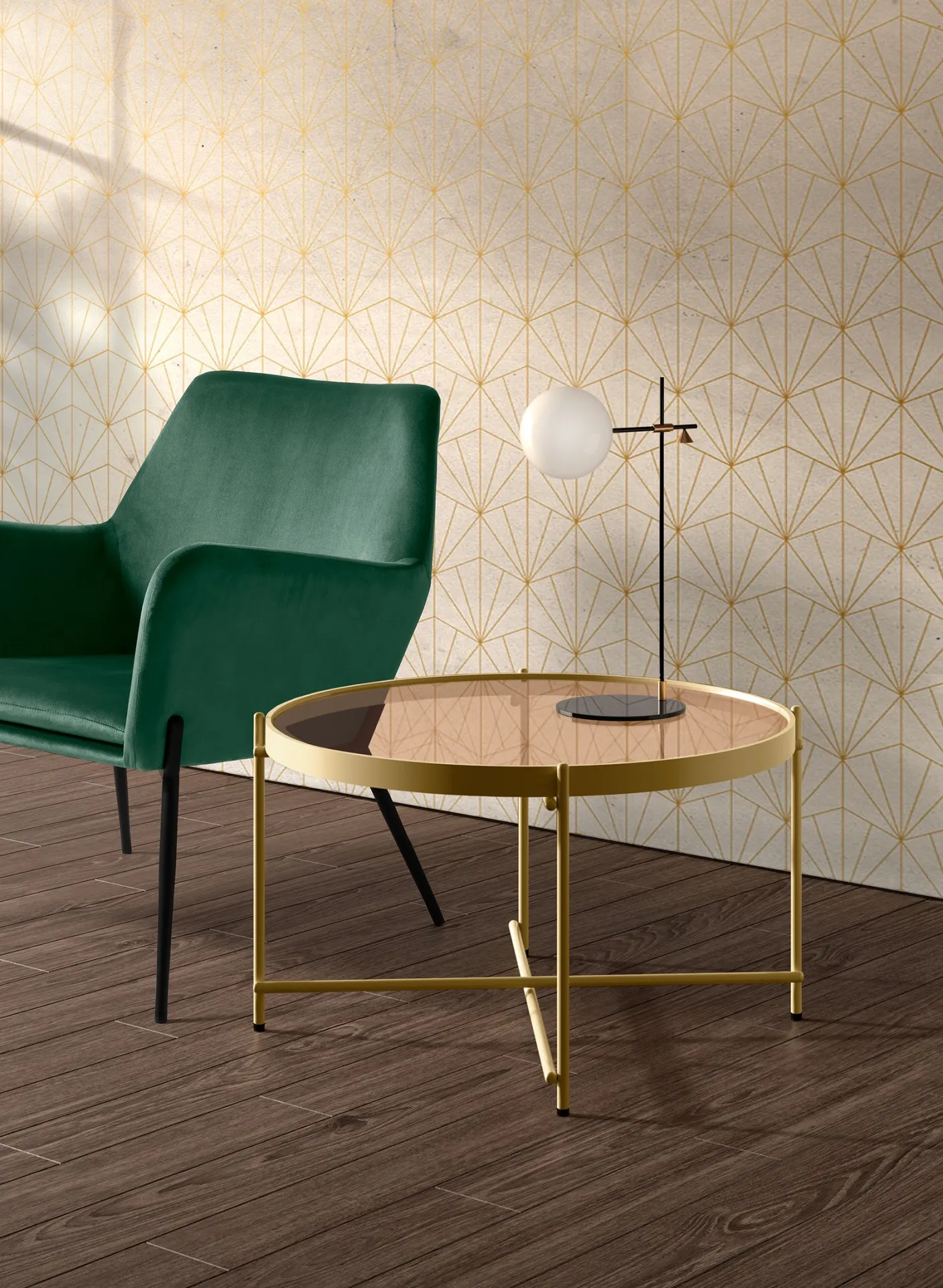 Tavolino Marissa grande Stones in vetro bronzo e ottone opaco accanto a una poltrona verde