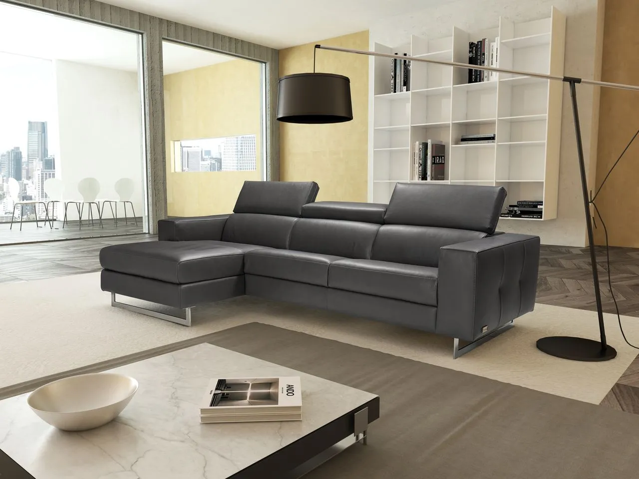Divano Ariel Max Sofà in pelle nera con chaise longue in un soggiorno con libreria
