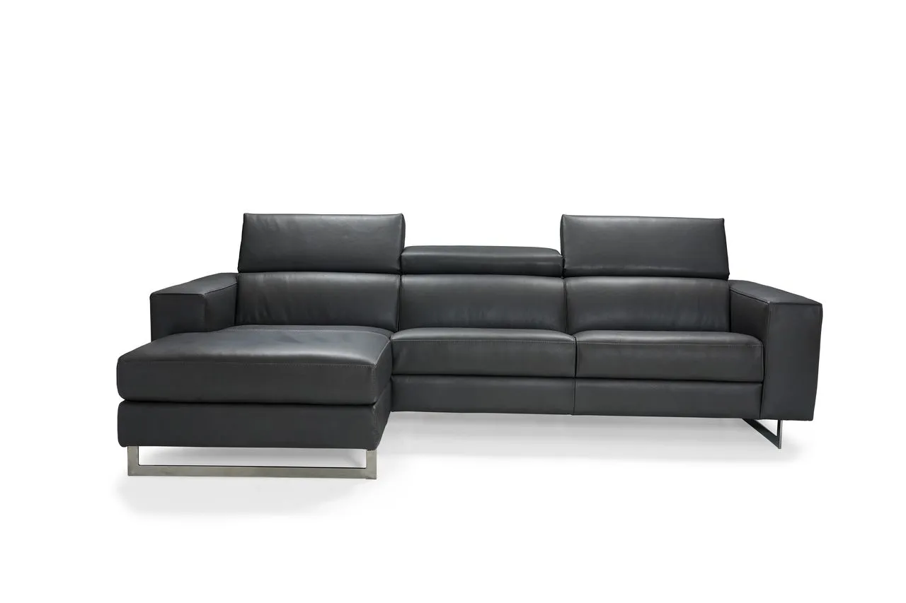 Divano Ariel Max Sofà in pelle nera con chaise longue, vista frontale su fondo bianco
