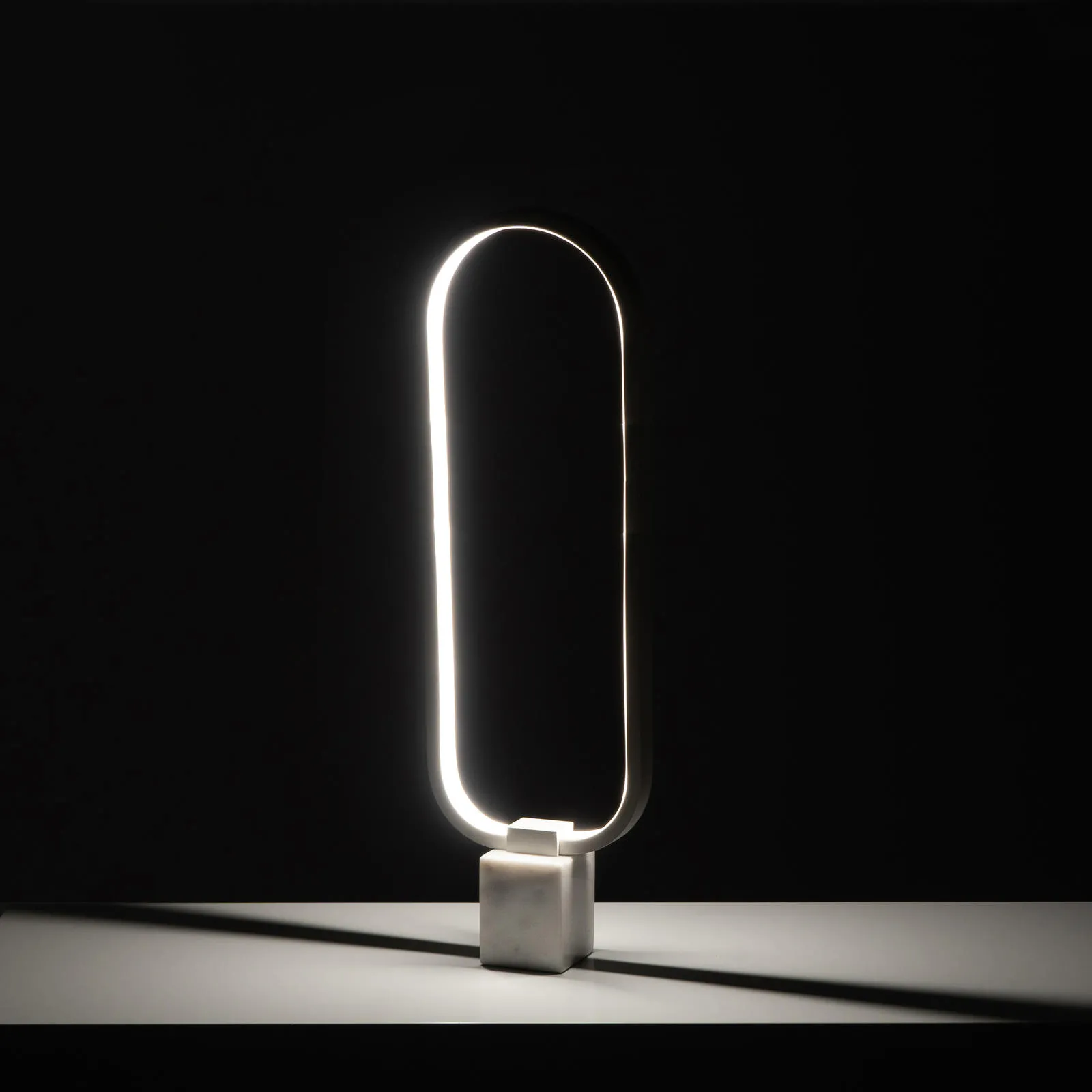 Lampada Naos Stones accesa al buio