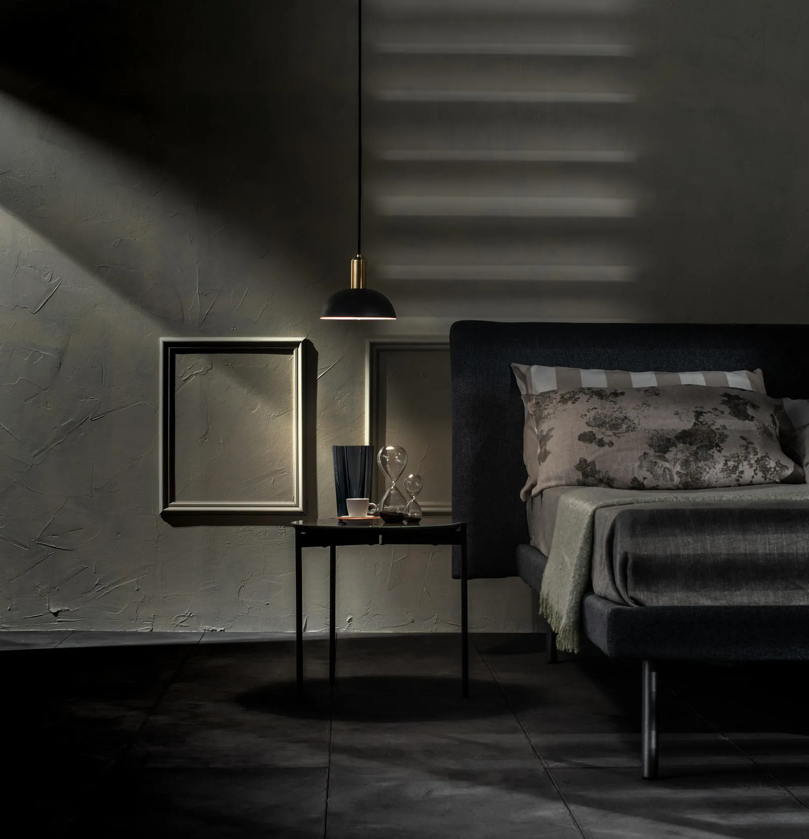 Sospensione Spica Stones in una camera da letto scura