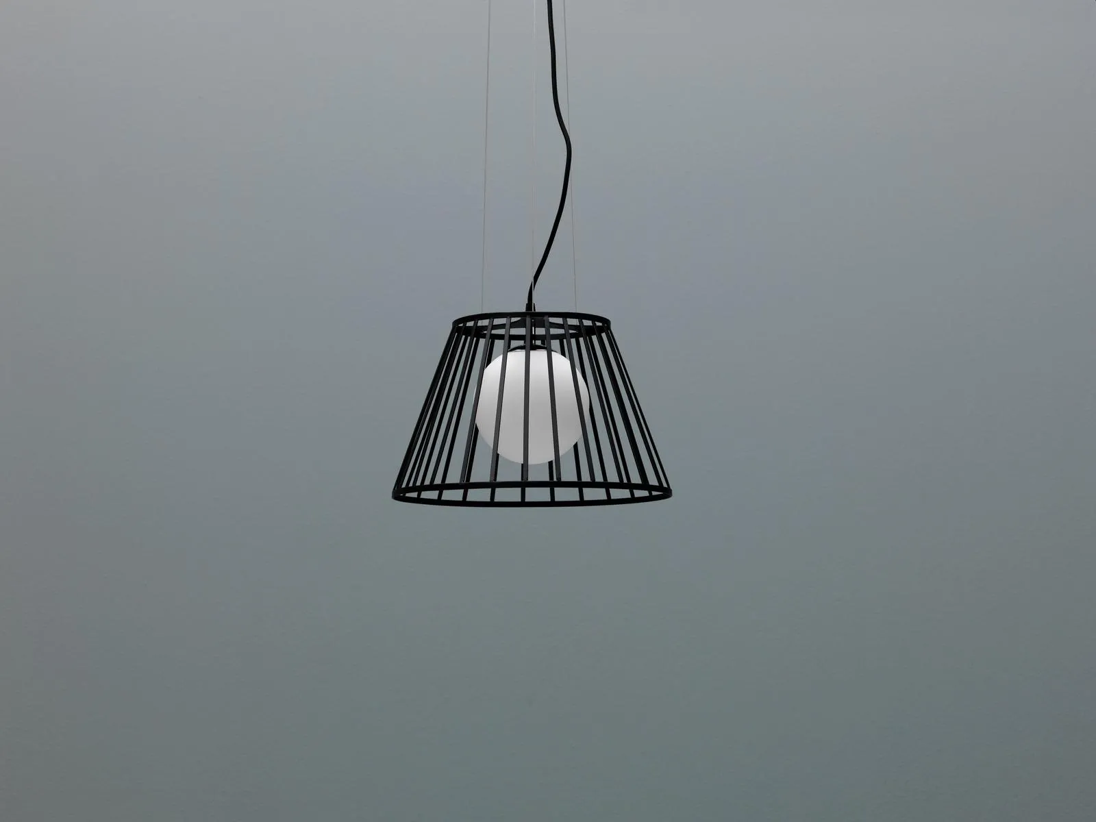 Sospensione Cage Stones nera su fondo grigio
