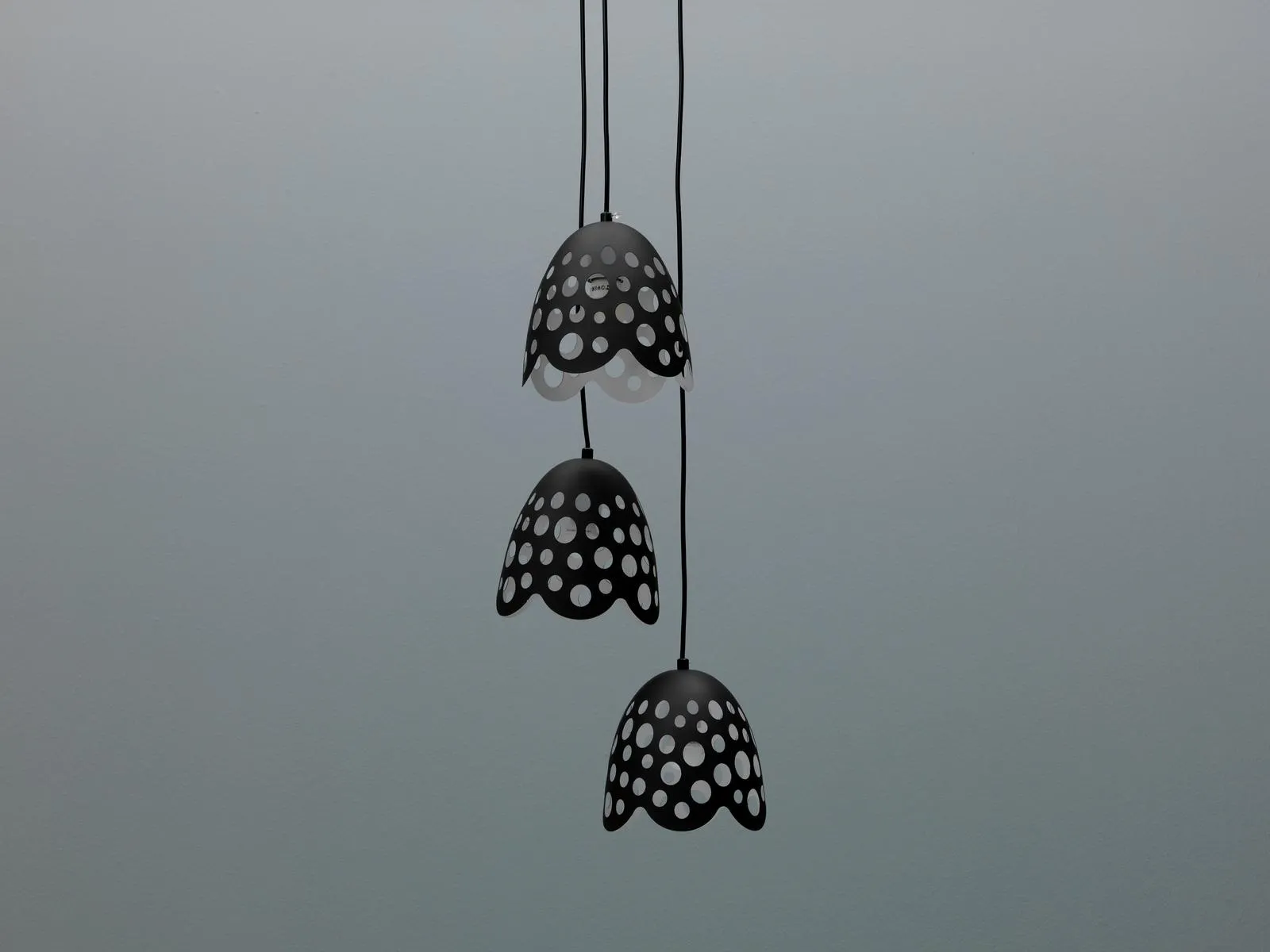 Sospensione Bells Stones con tre campane nere traforate