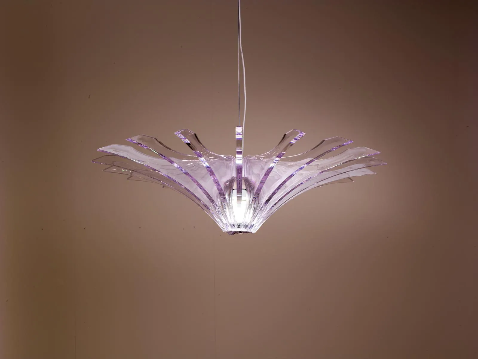 Lampadario Libellula Stones acceso su fondo scuro