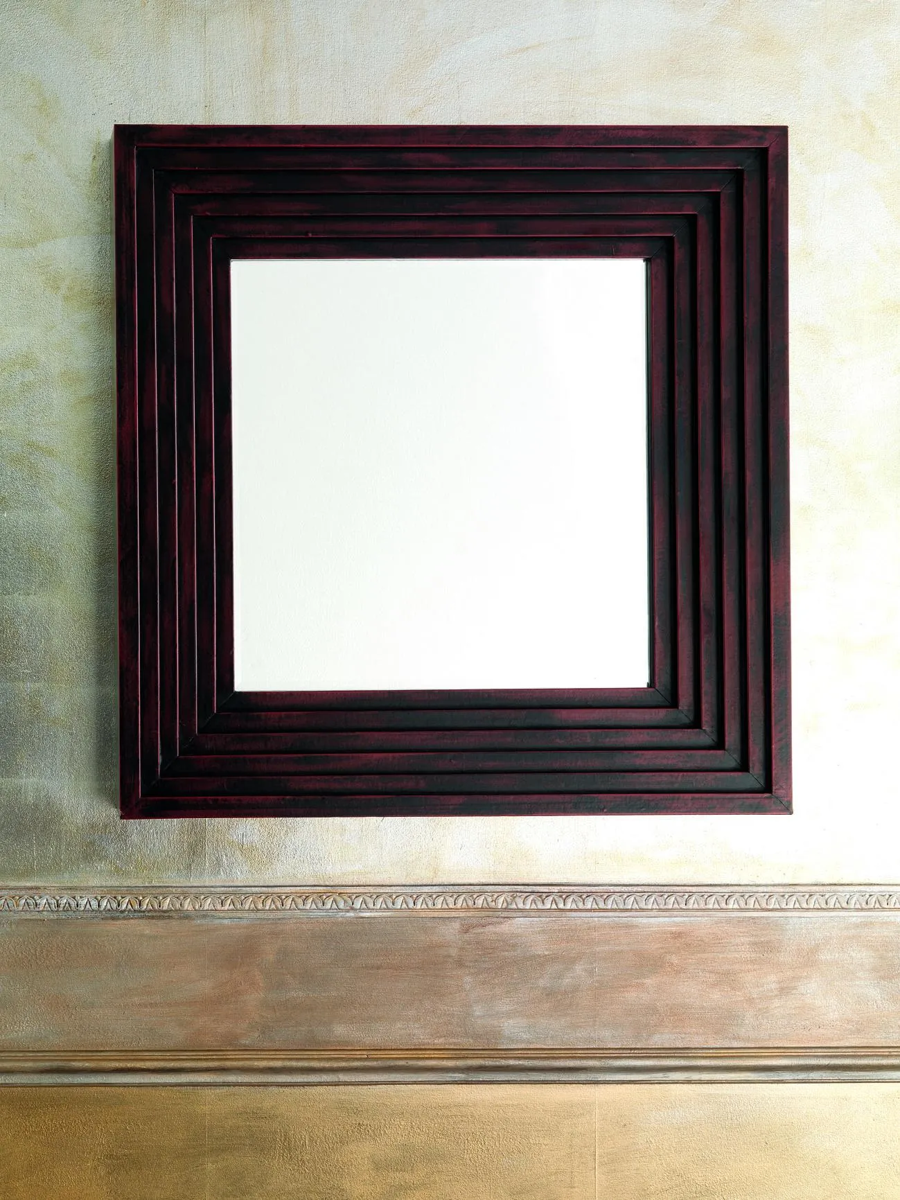 Specchiera quadrata QU/055 Stones con cornice a gradini in legno scuro su parete dorata