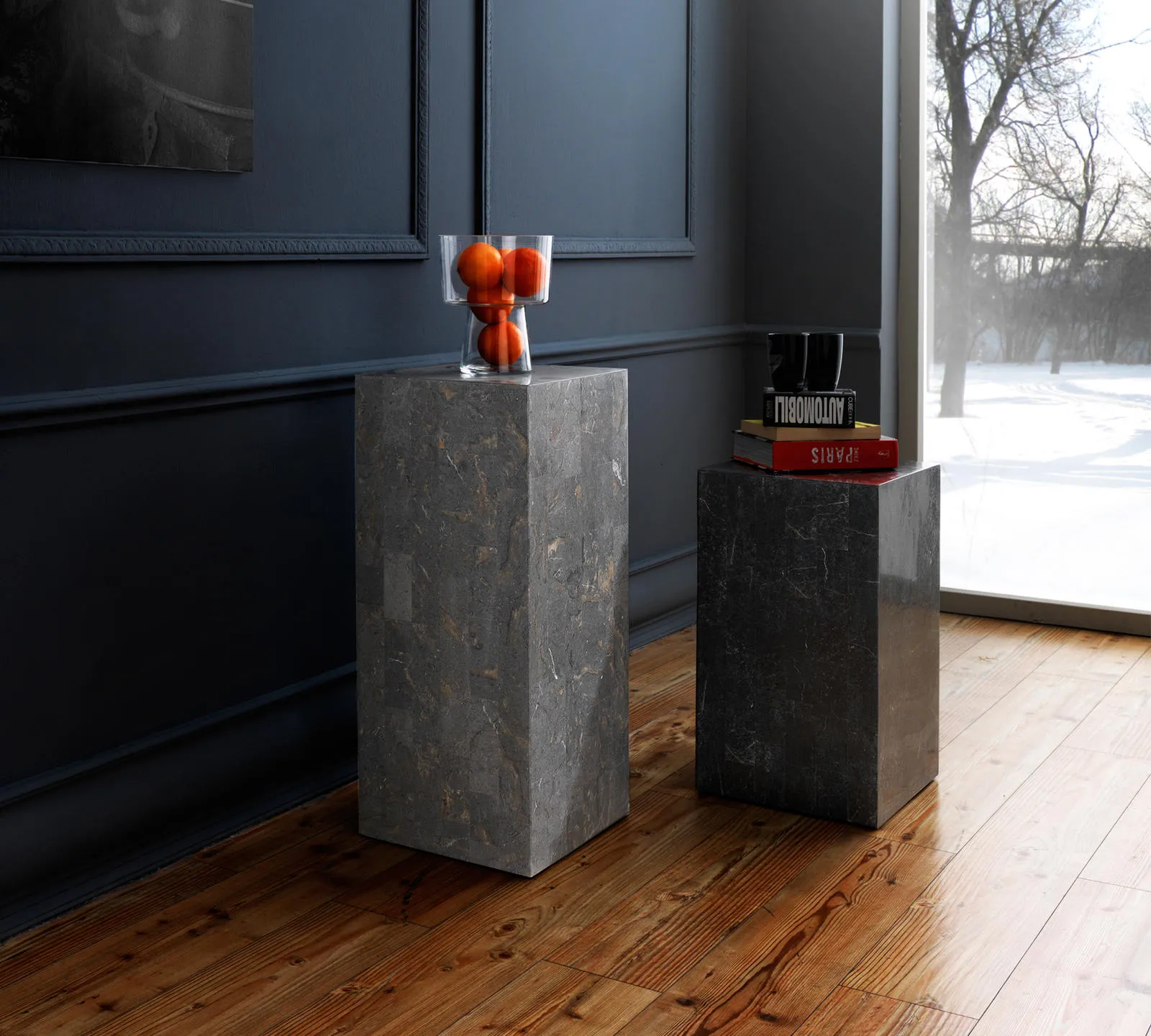 Due colonne Inay Stones con oggetti decorativi in un soggiorno con parete blu