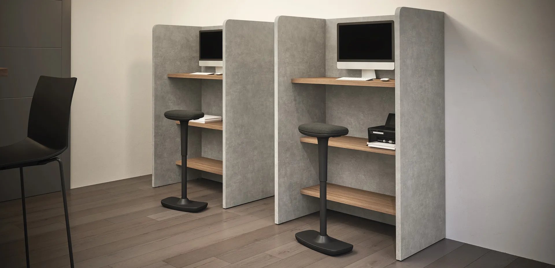 Consolle freestanding Cinquanta3 grigie come postazioni con monitor e sgabelli