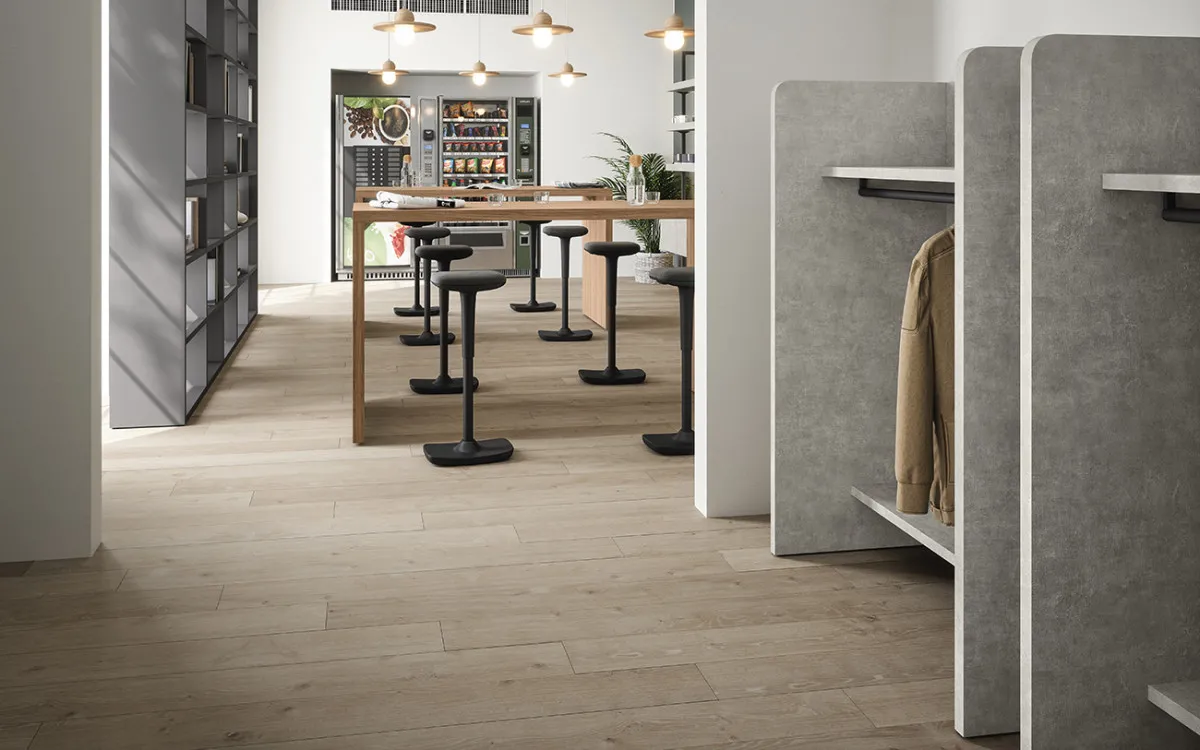 Consolle freestanding Cinquanta3 come appendiabiti in un locale con tavoli alti