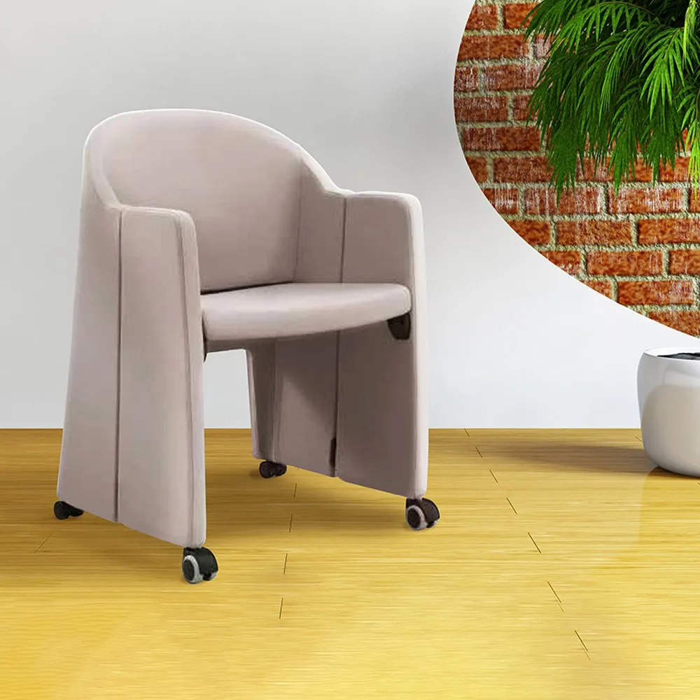 Poltroncina pieghevole Square Compir grigio tortora su ruote in un ambiente