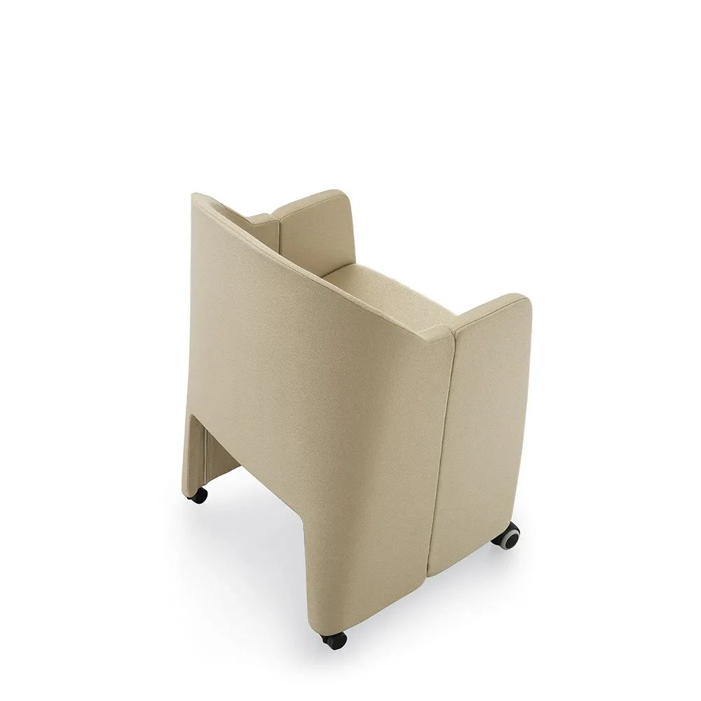 Poltroncina pieghevole Square Compir beige vista di tre quarti