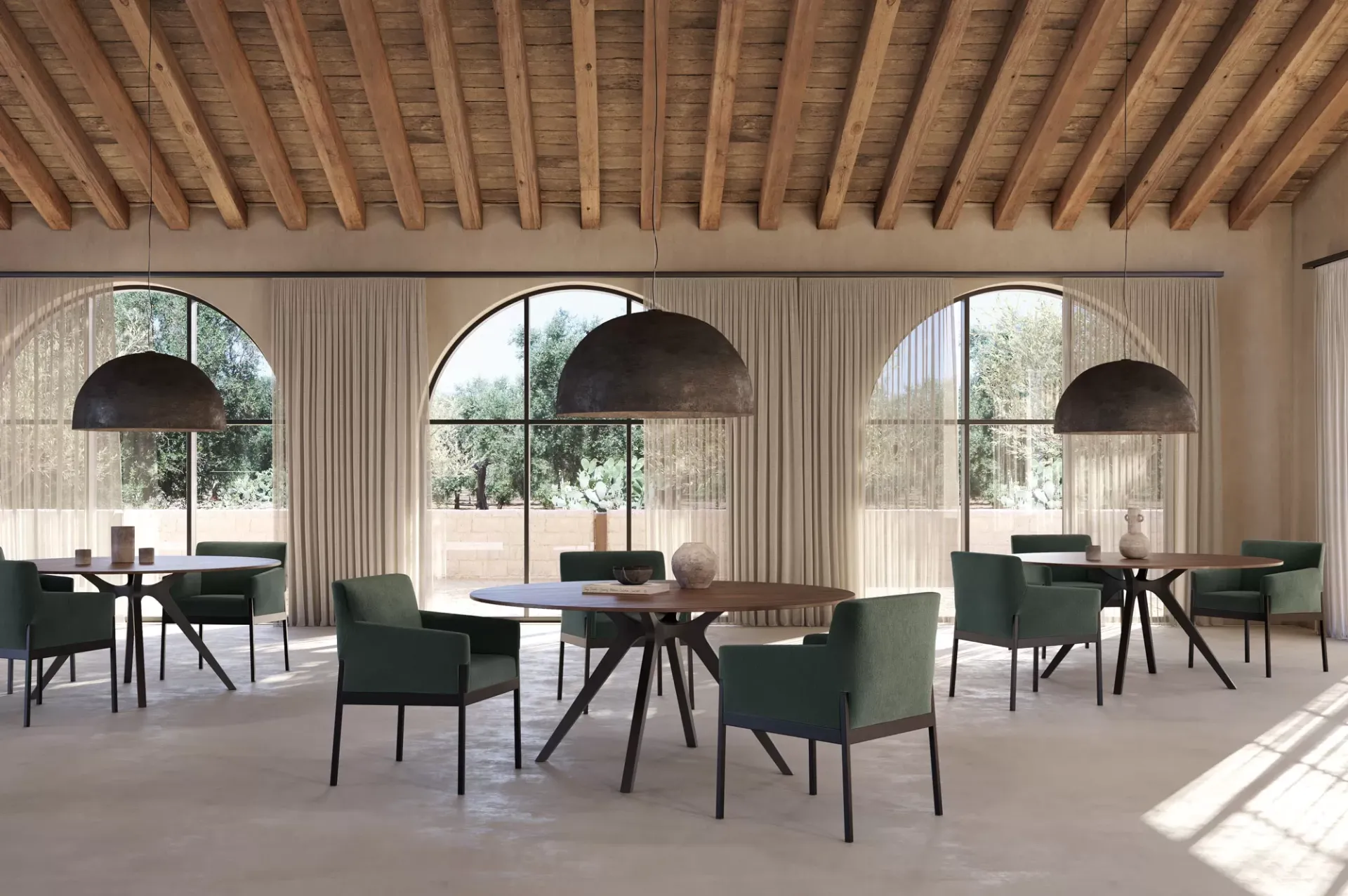 Poltroncine Stand By Armchair Frezza verdi attorno a tavoli in una sala con travi