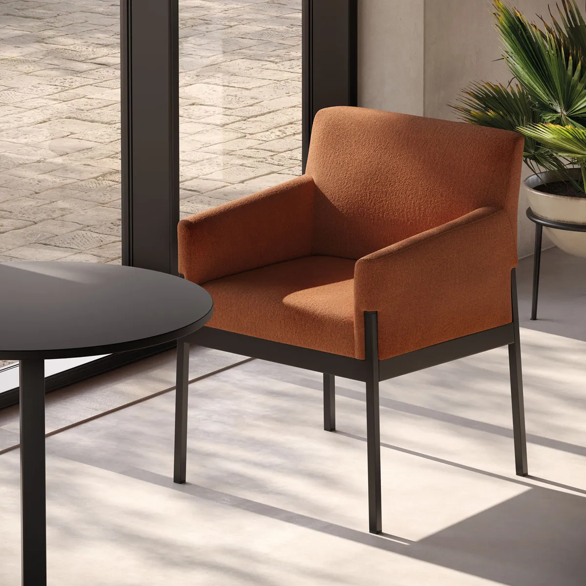 Poltroncina Stand By Armchair Frezza terracotta su gambe nere