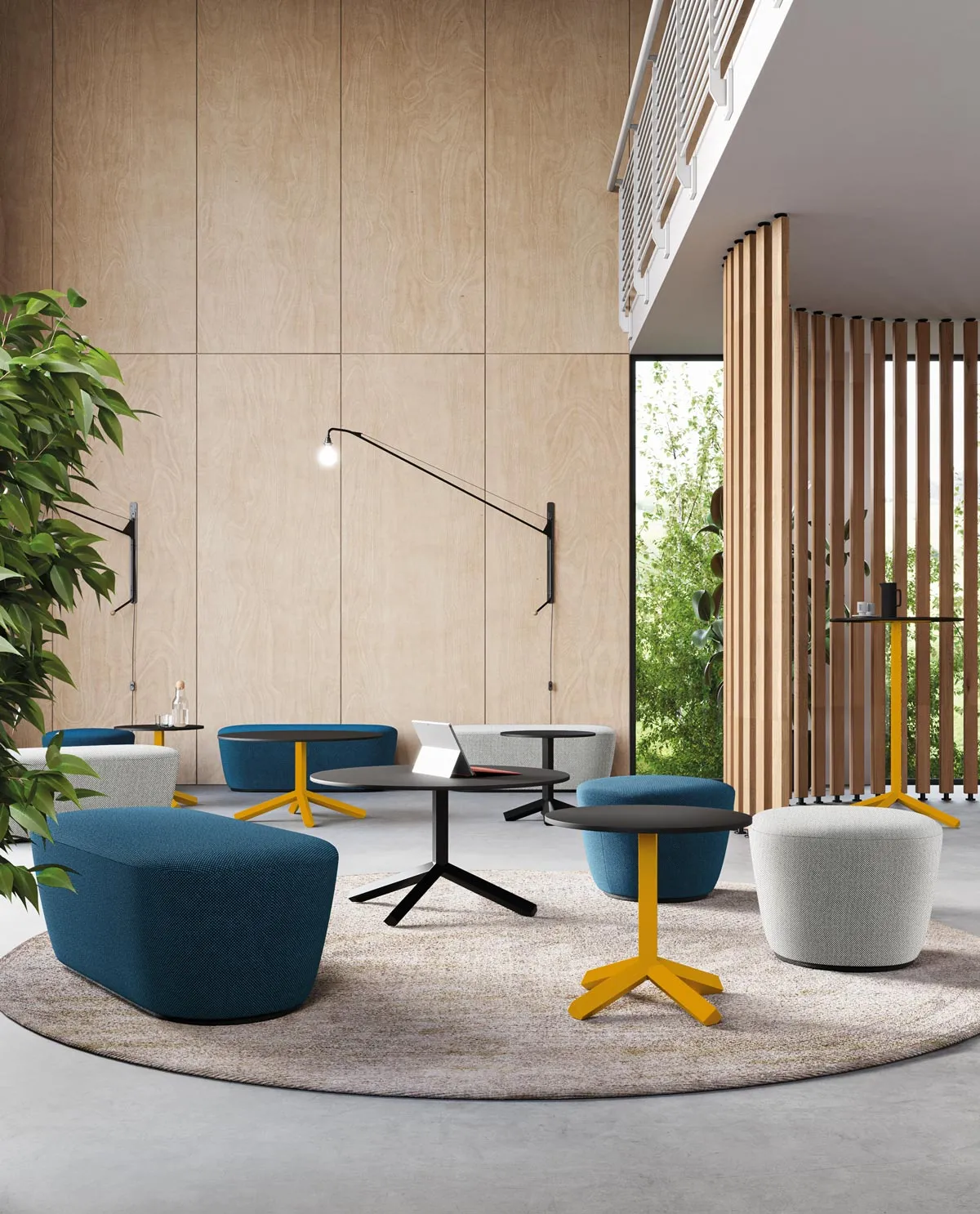 Tavolini Flamingo Frezza con base gialla tra pouf blu
