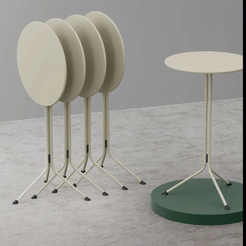 Tavolini Lemon Unisit beige ribaltabili impilati accanto a un tavolino aperto