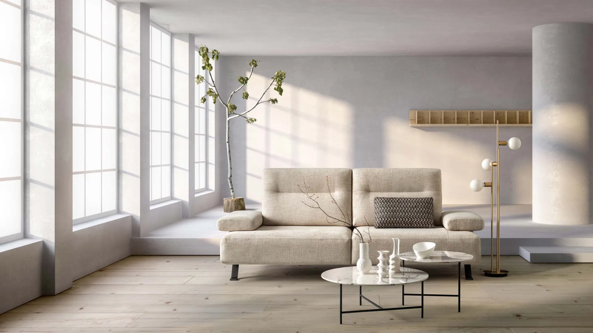 Divano Dalton Samoa beige con chaise longue e schienali traslanti, in un soggiorno con vetrate industriali