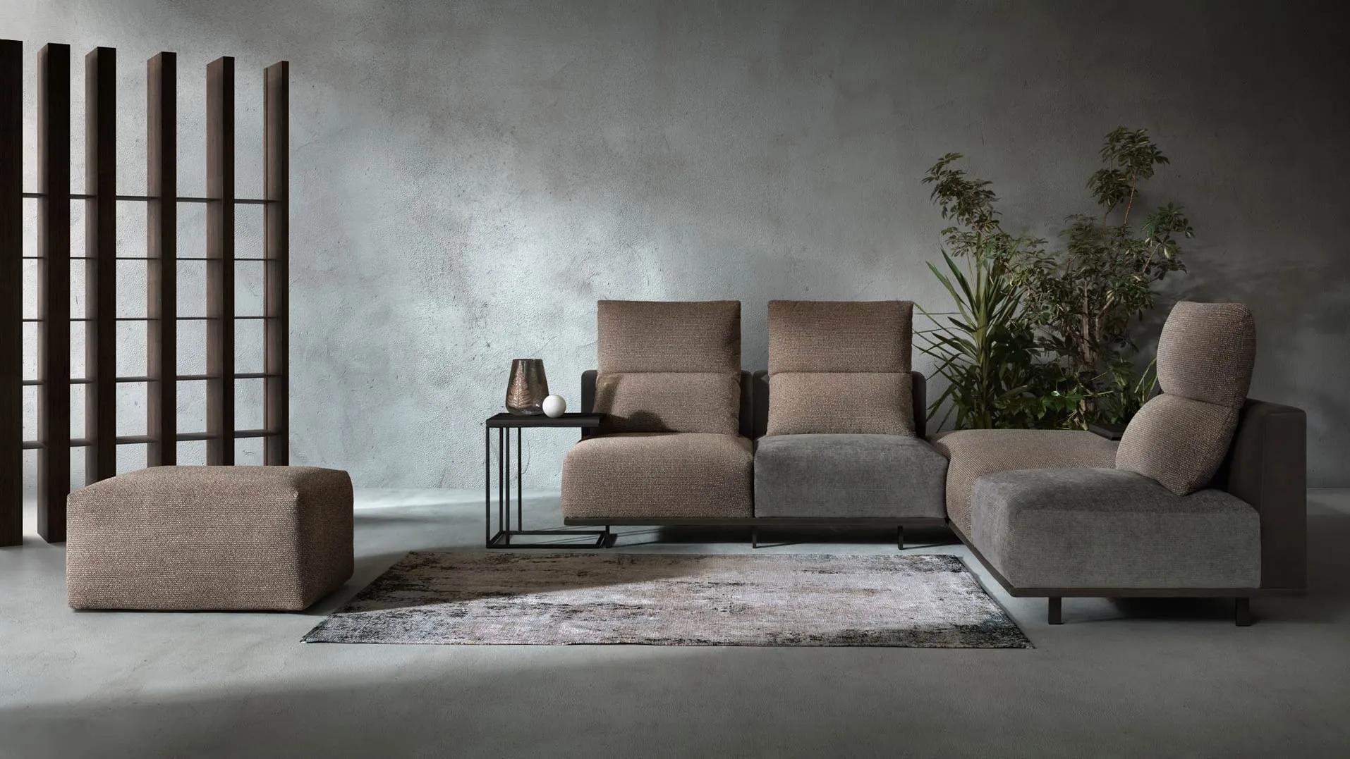 Divano componibile Ginny Samoa a due toni, tortora e grigio, con pouf e tavolino in metallo