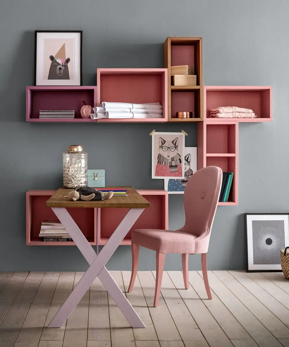 Zona studio con scrivania Atlante e pensili Athos rosa, cameretta Edonè Confetto Callesella
