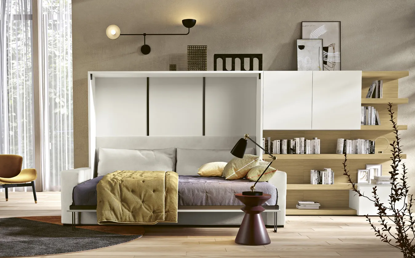 Divano Soft 2B Italia con letto a scomparsa orizzontale aperto in un soggiorno chiaro