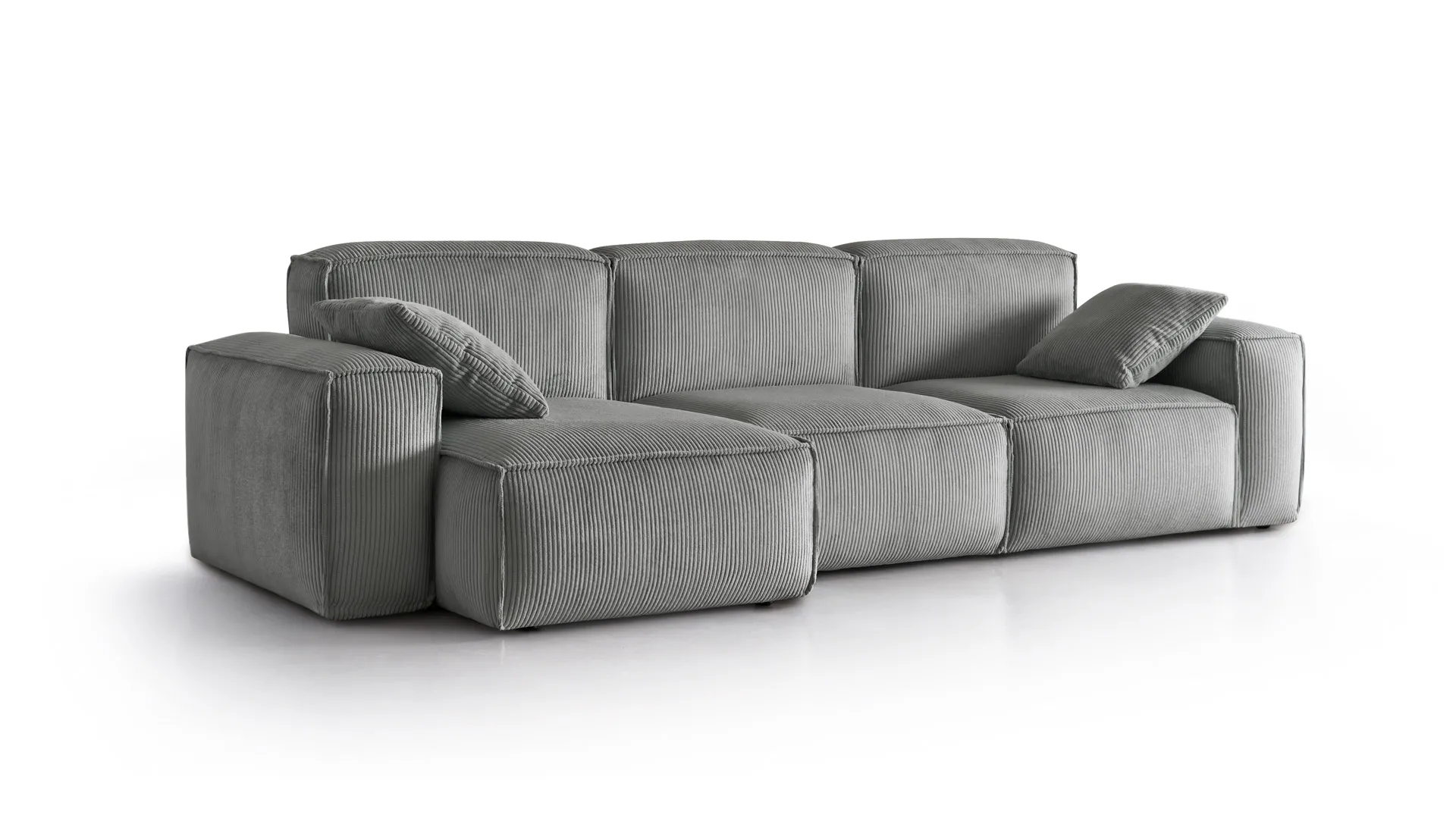 Divano Keira Aerre Divani grigio con chaise longue e cuscini sparsi, su fondo bianco