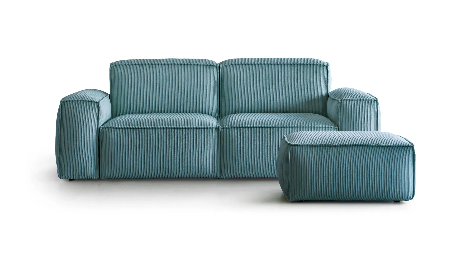 Divano Keira Aerre Divani due posti color petrolio con pouf rettangolare, su fondo bianco
