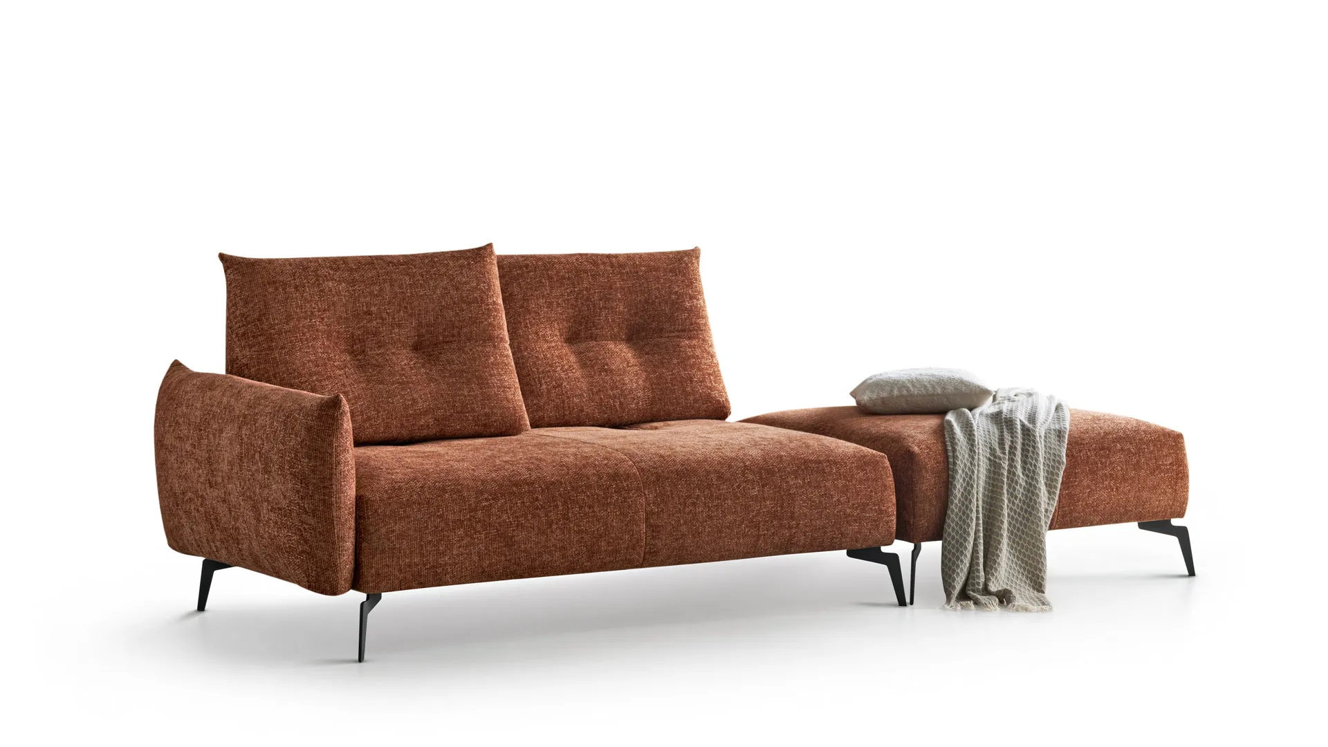 Divano Capalbio Aerre Divani color ruggine con pouf e plaid, su fondo bianco