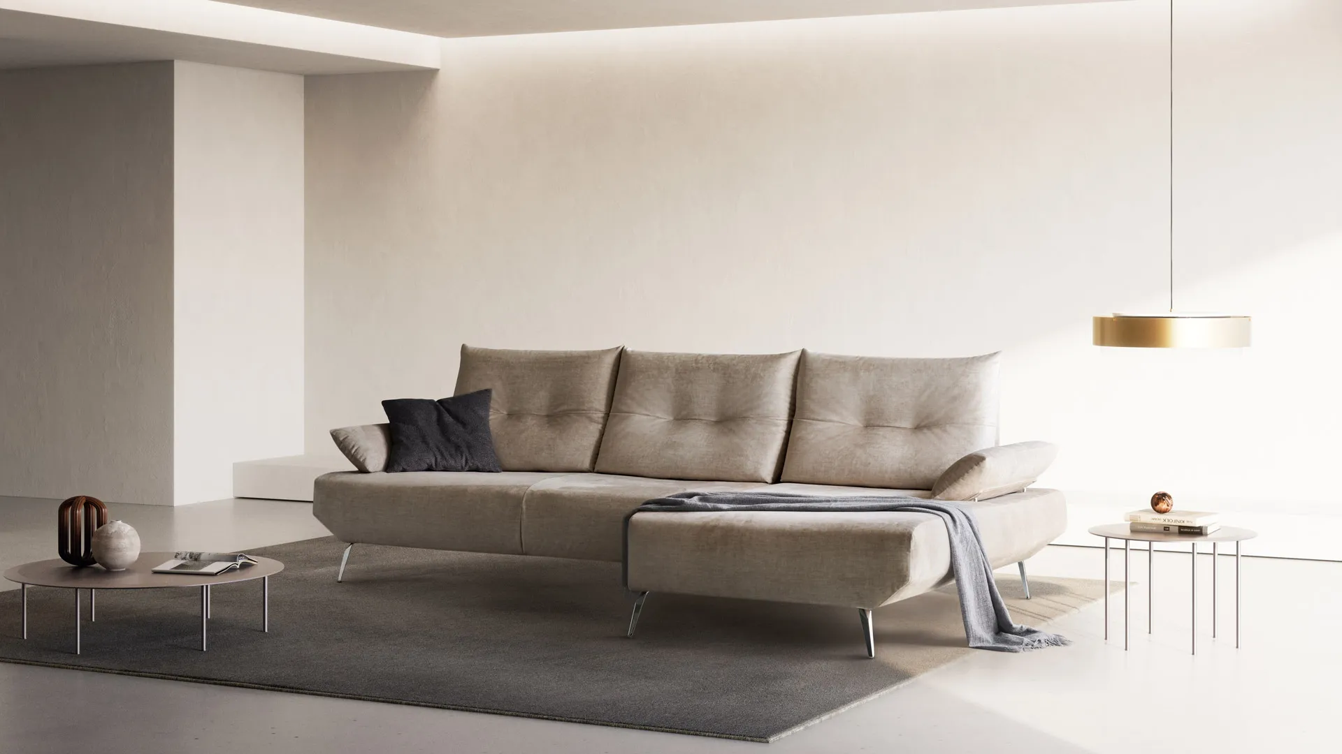 Divano Albatros Aerre Divani beige con penisola in un soggiorno luminoso con lampada a sospensione