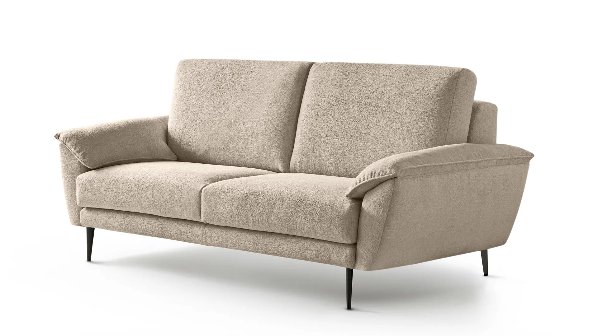 Divano Daniel Aerre Divani beige due posti con braccioli svasati, su fondo bianco
