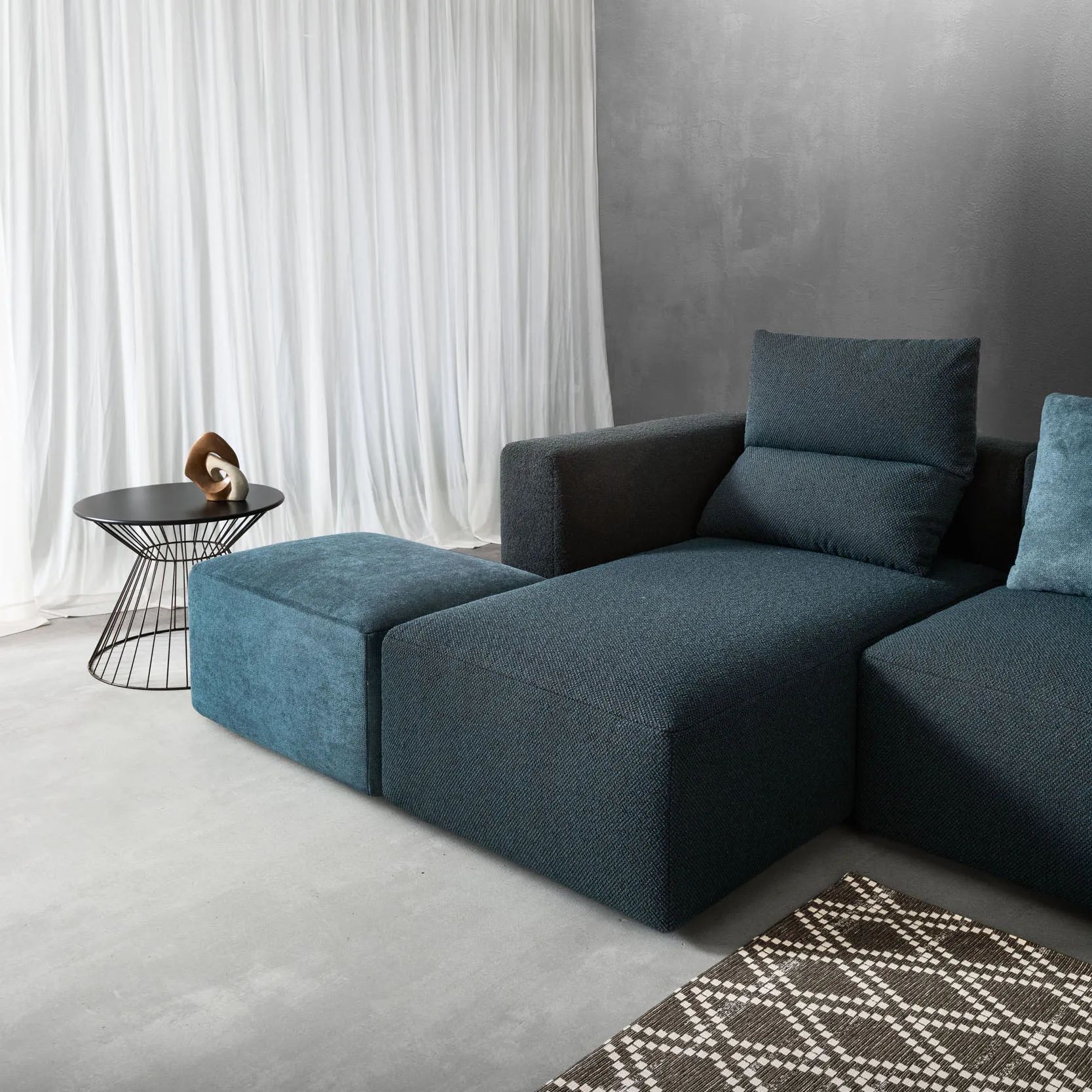 Dettaglio del divano modulare Sassy Samoa blu con schienale rialzato e penisola