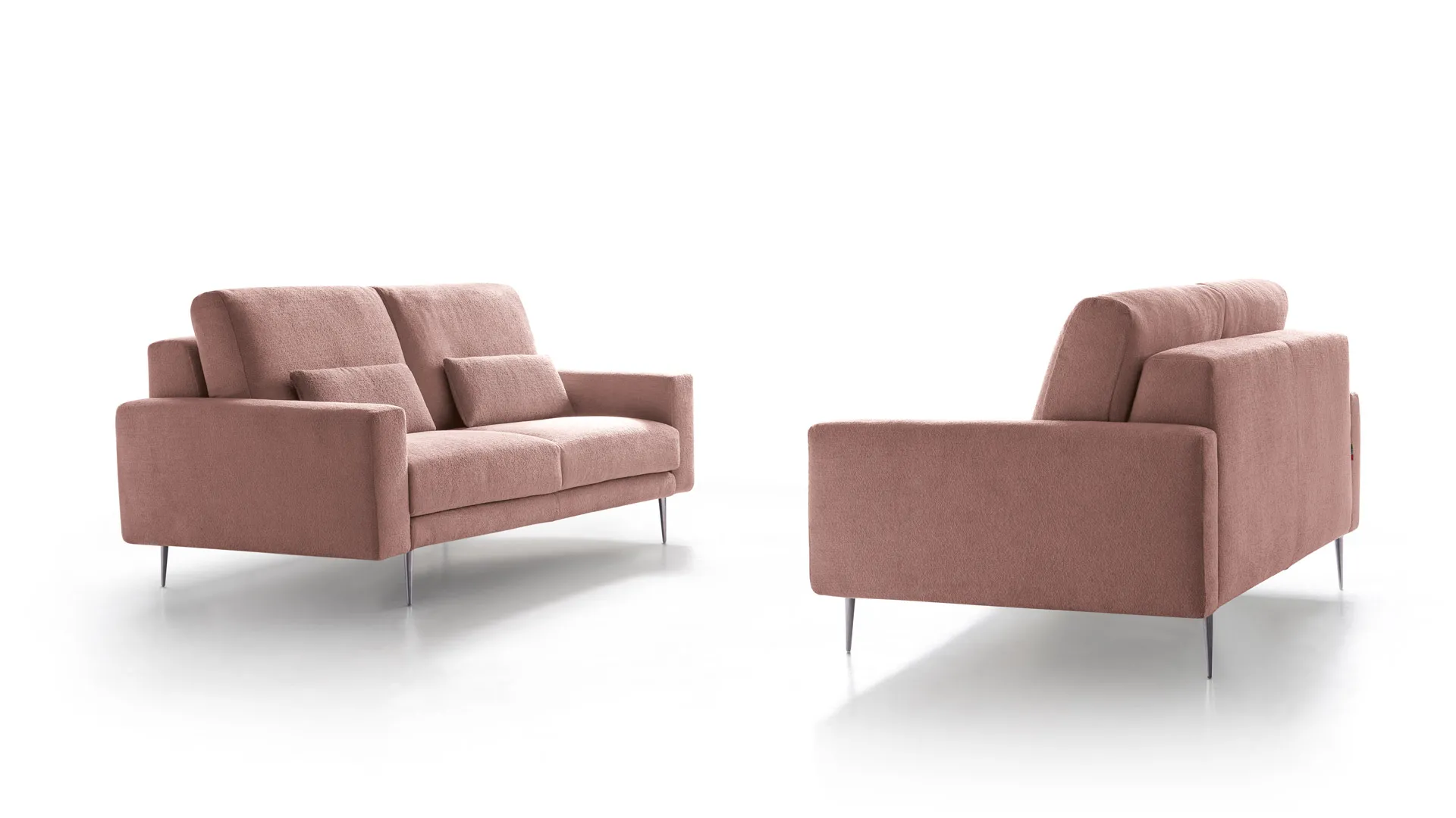 Divano Vittoria Aerre Divani rosa antico due posti con poltrona coordinata, su fondo bianco