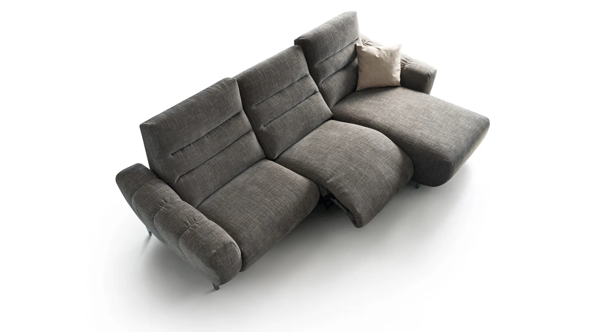 Divano Juliette Aerre Divani grigio antracite con sedute relax aperte, su fondo bianco
