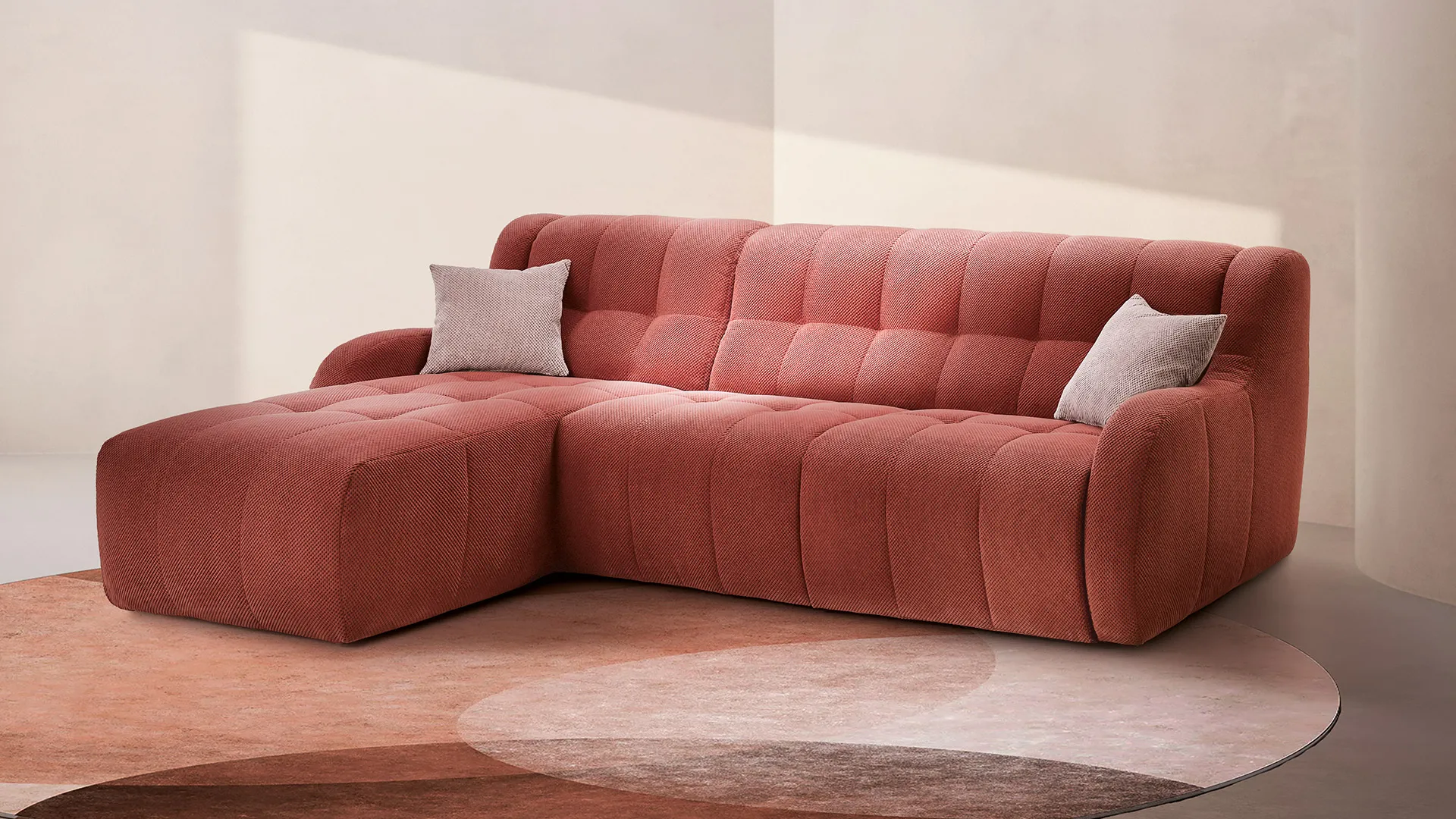 Divano letto Bloom Aerre Divani corallo con chaise longue su tappeto rotondo