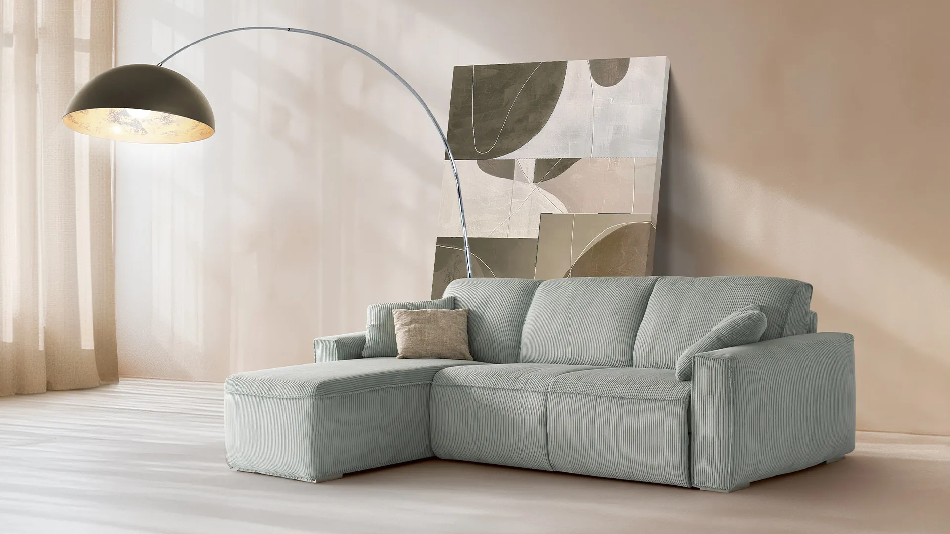 Divano letto Twist Aerre Divani verde acqua con chaise longue e lampada ad arco in un soggiorno caldo