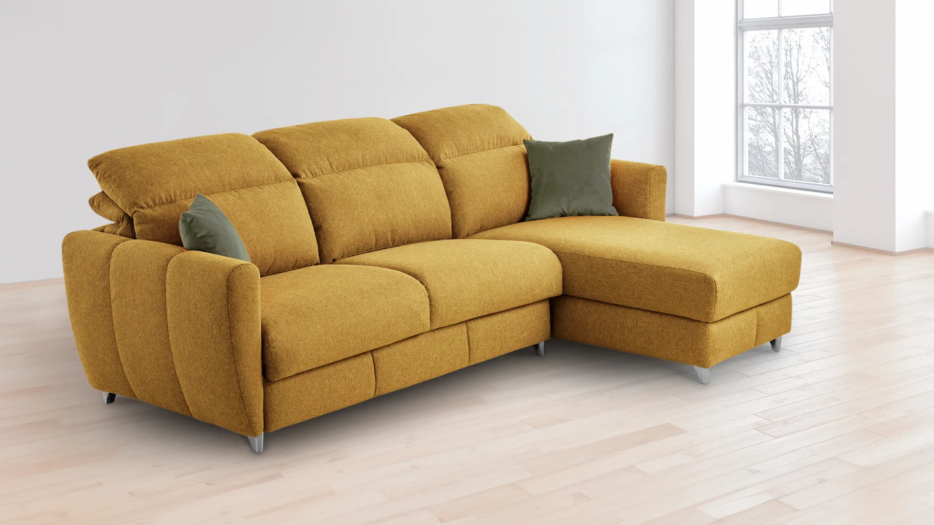 Divano letto Daphne Aerre Divani giallo ocra con chaise longue su parquet, vicino a una finestra