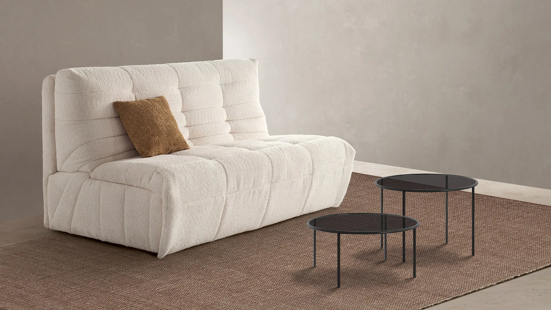 Divano letto Master Aerre Divani bianco con cuscino arancio e tavolini neri