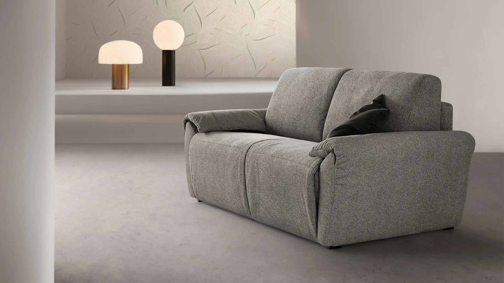 Divano letto Iron Aerre Divani grigio con lampada a fungo in un soggiorno beige